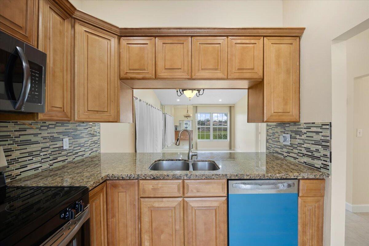 LAKEWOOD ON THE GREEN SEC 2 - Residential Lease