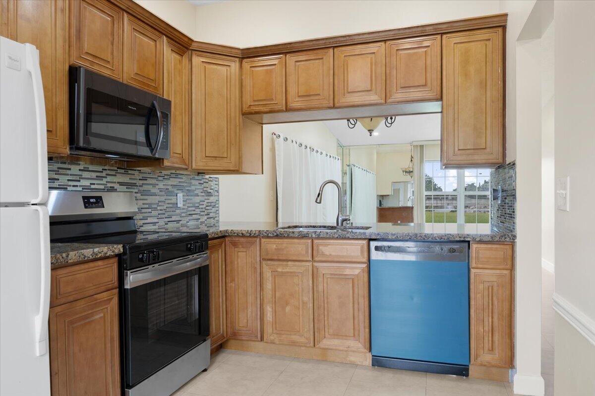 LAKEWOOD ON THE GREEN SEC 2 - Residential Lease