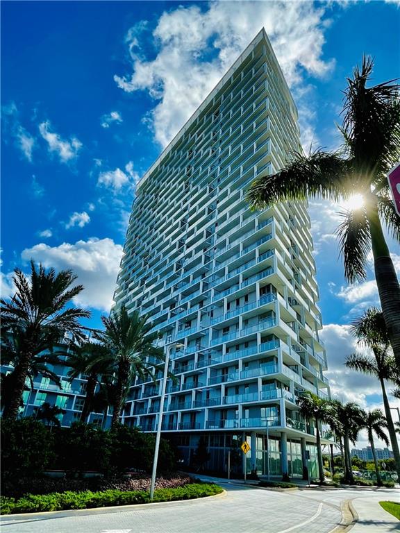 Beautiful condo on the 11th floor. Breathtaking views of the Everglades.