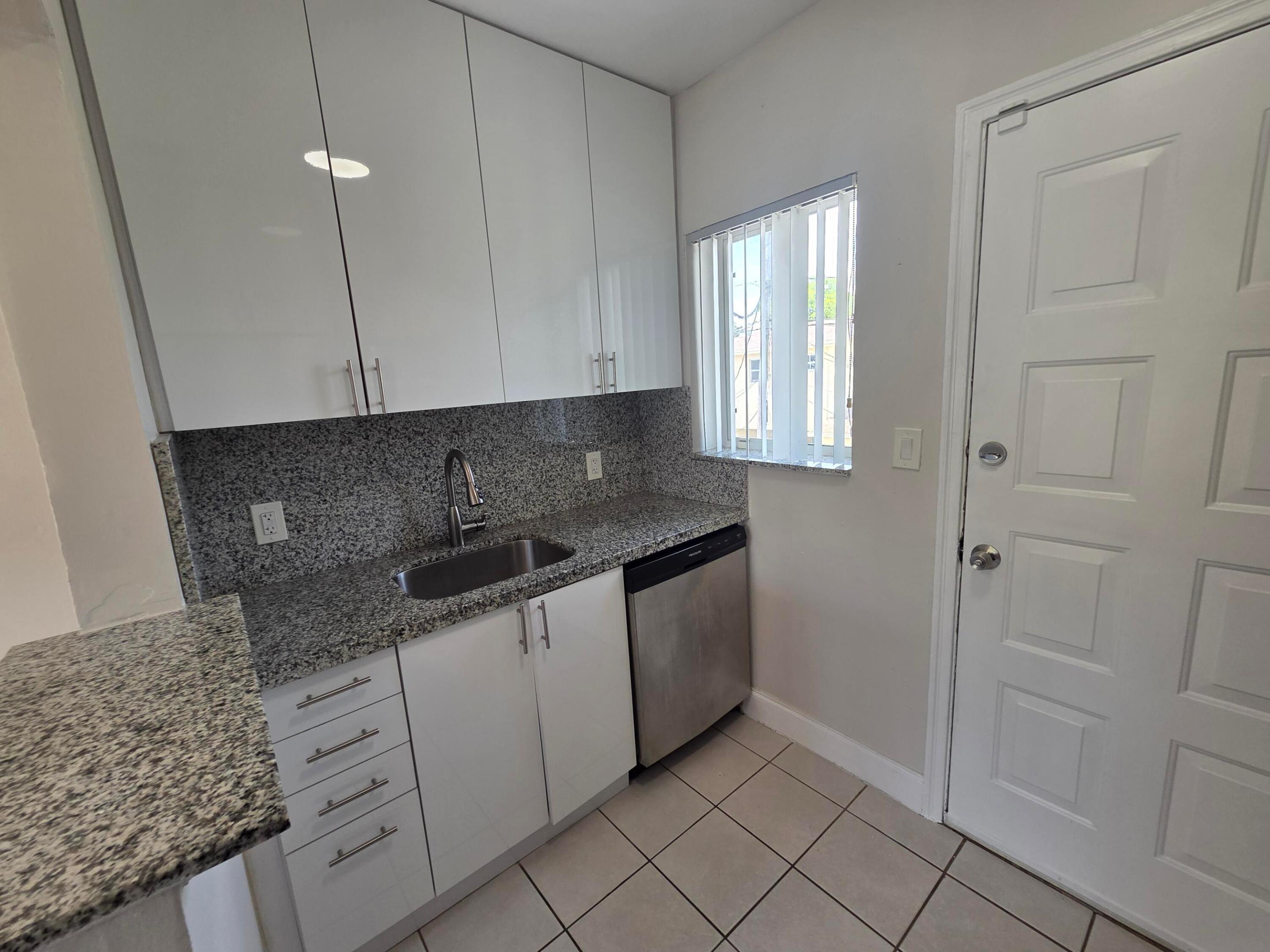 VICTORIA BREEZES CONDO - Residential Lease