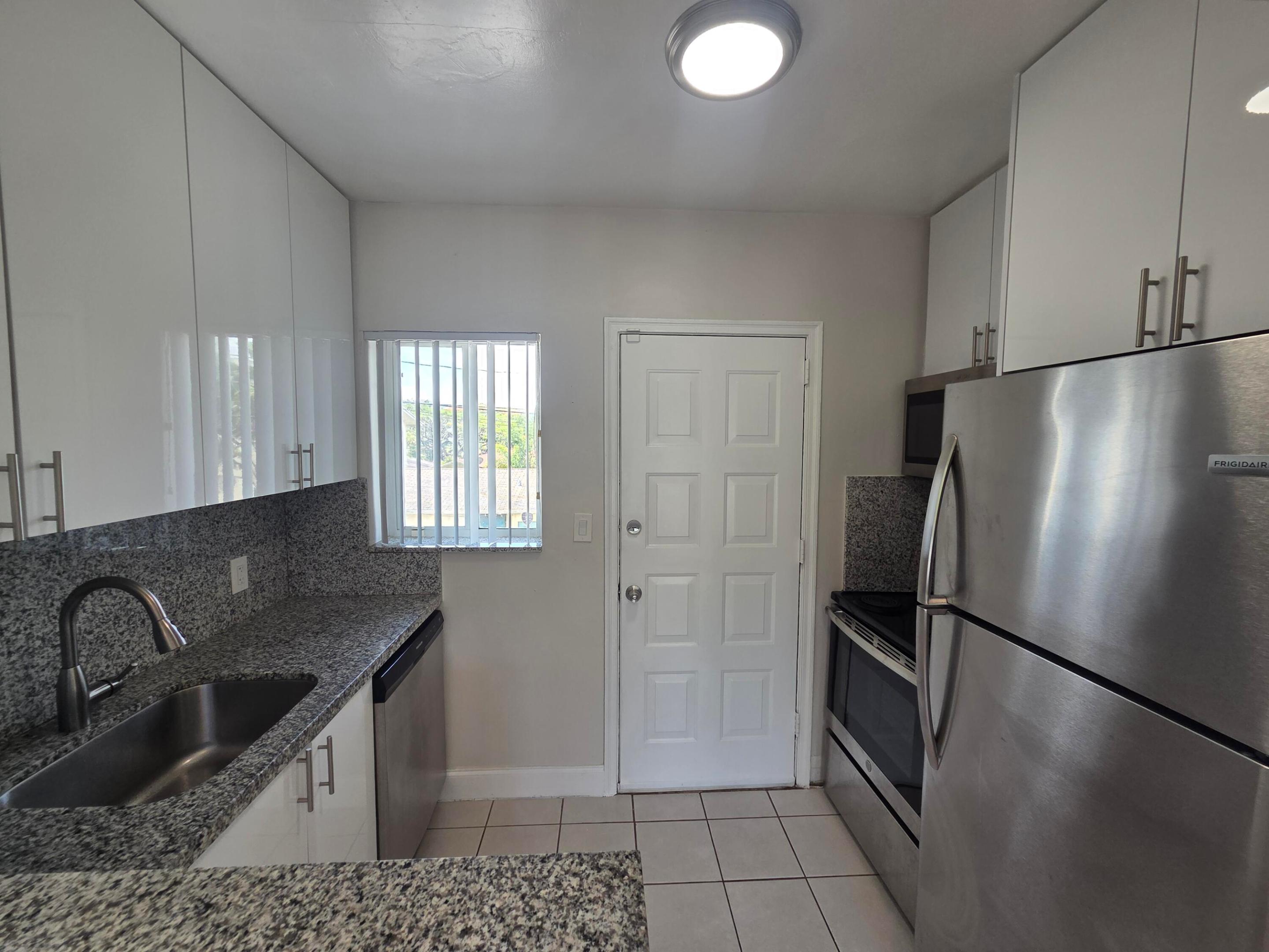 VICTORIA BREEZES CONDO - Residential Lease