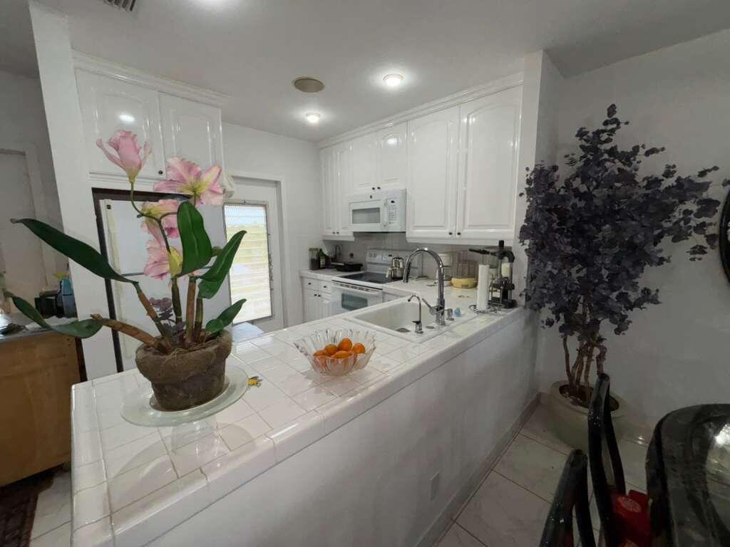SEAGRAPE GARDENS CONDO - Residential