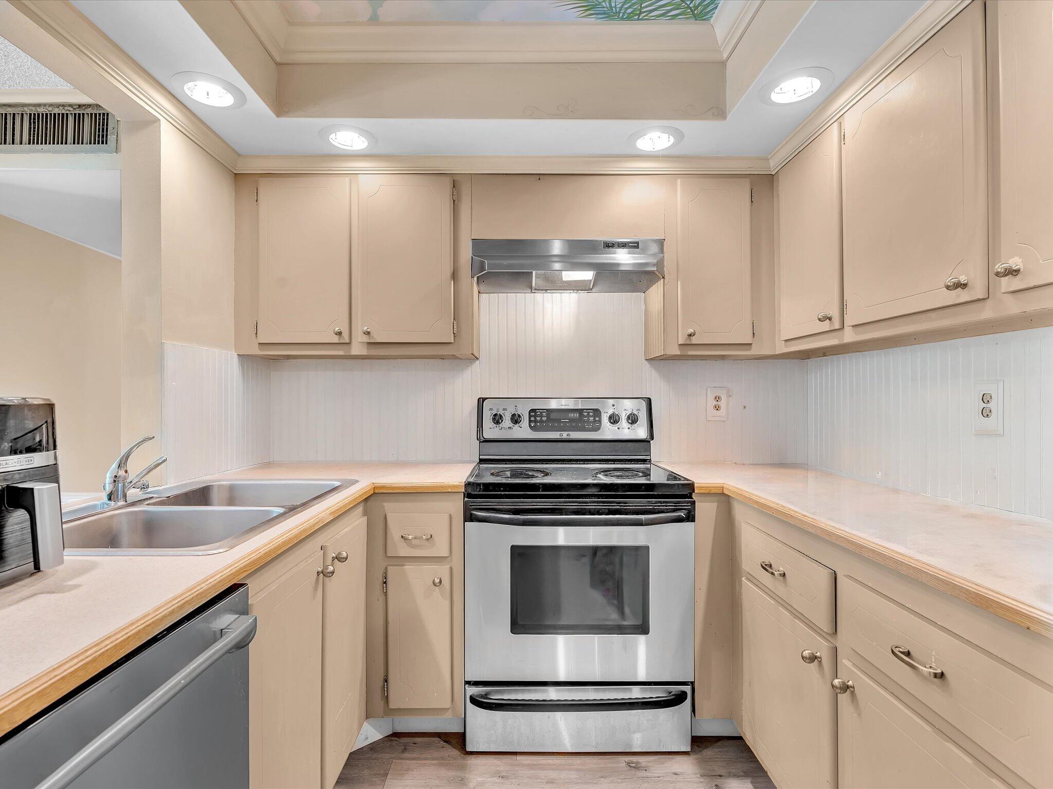 RIVER REACH CONDOMINIUM VI - Residential