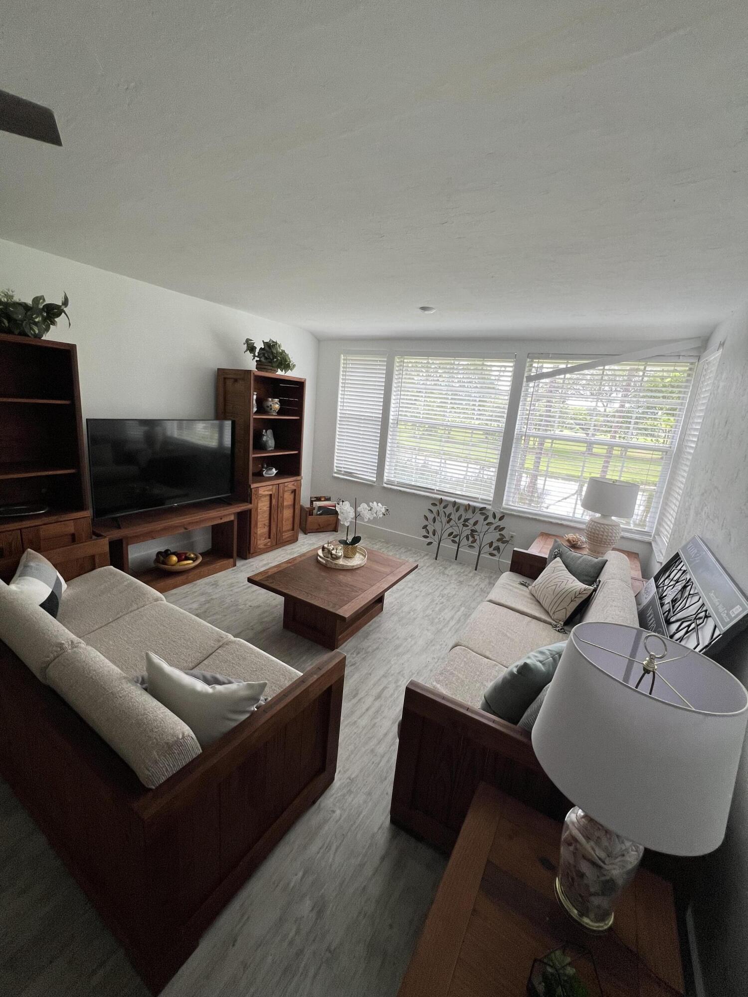 PALM BEACH TRACE - Residential Lease