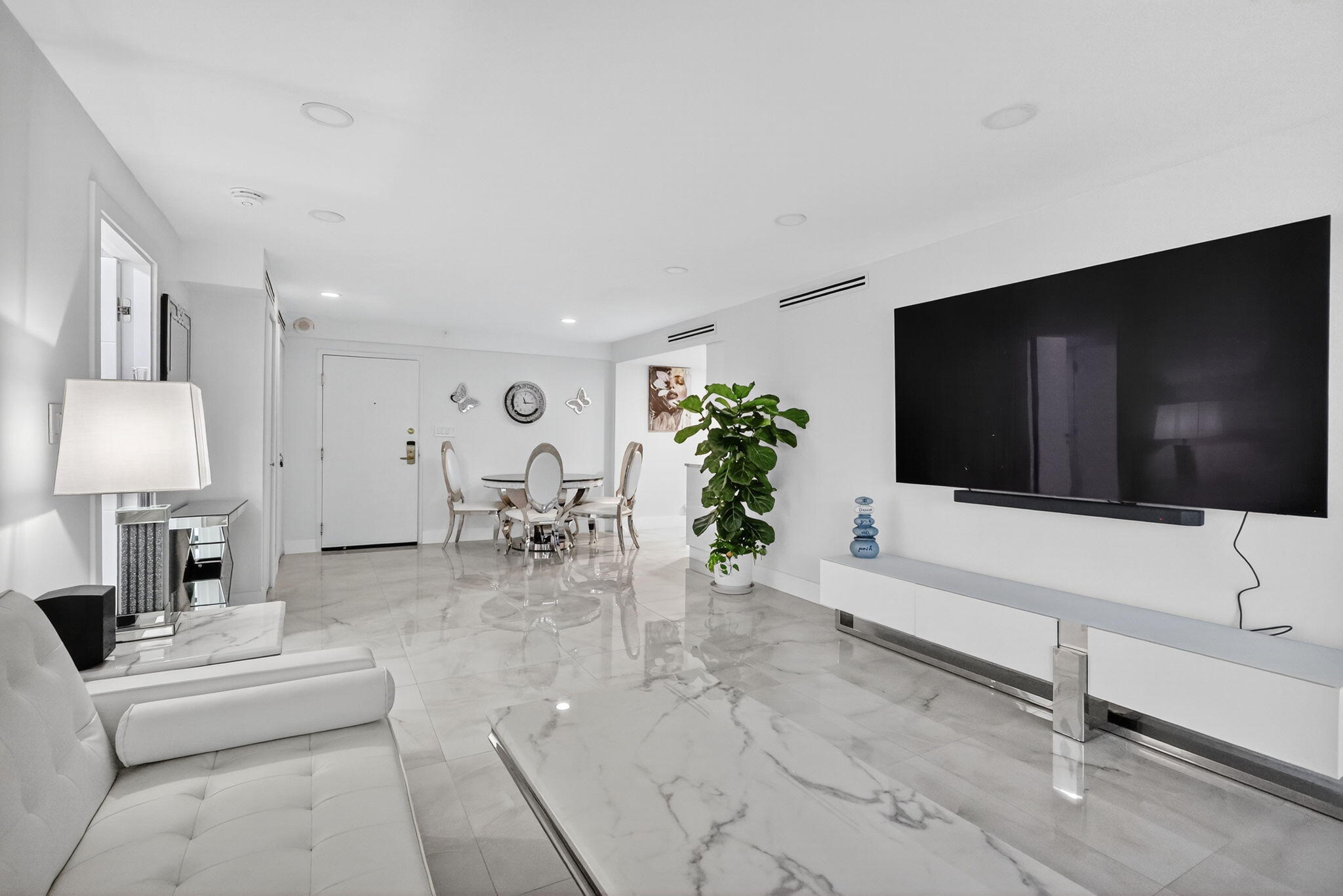 AIRBNB PERMITTED - AMAZING INVESTMENT OPPORTUNITY  IN MIAMI BEACH!
TURNKEY - MOVE RIGHT IN OR START RENTING IMMEDIATELY. 
FULLY UPDATED 2 bedroom, 2 bathroom condo for sale - EVERYTHING IS BRAND NEW. SOLD FULLY FURNISHED. 
- Brand New A/c. Updated electrical. Modern finishes throughout. 
Direct BEACH ASSESS and resort style amenities. 

This is TRULY a rare opportunity  for investors looking for high income potential in MIAMI BEACH.