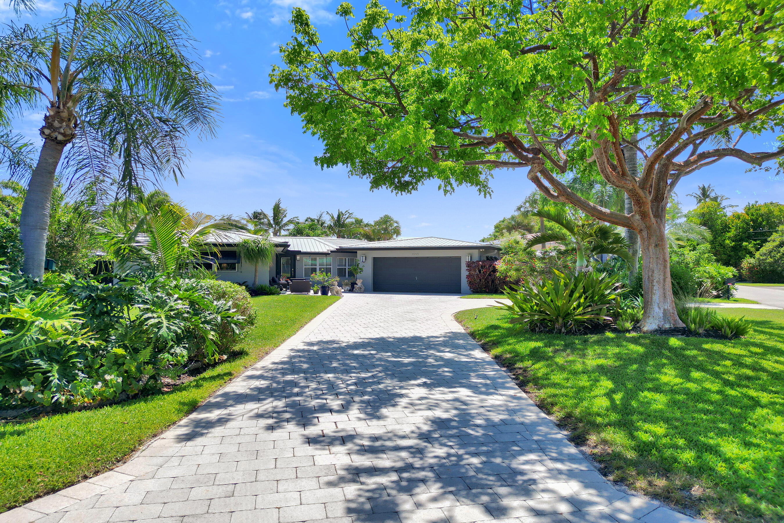 EAST WILTON MANORS 3BD 2BA WATERFRONT POOL HOME!   Designed for entertaining, this exceptional residence features open-concept living, porcelain floors throughout, and custom designer finishes. Chef's kitchen offers sleek white cabinetry, quartz countertops, premium appliances, and wine cooler. Luxurious primary suite features spa-style bath with dual sinks, Jacuzzi tub, and separate shower. Over $150K in recent upgrades include raised seawall, Trex dock/deck, boat lift, updated electrical, newer Lennox A/C, resurfaced roof, KitchenAid appliances, covered outdoor living area, resort-style heated pool, hurricane impact windows/doors, steel roof, circular paver driveway, and more.