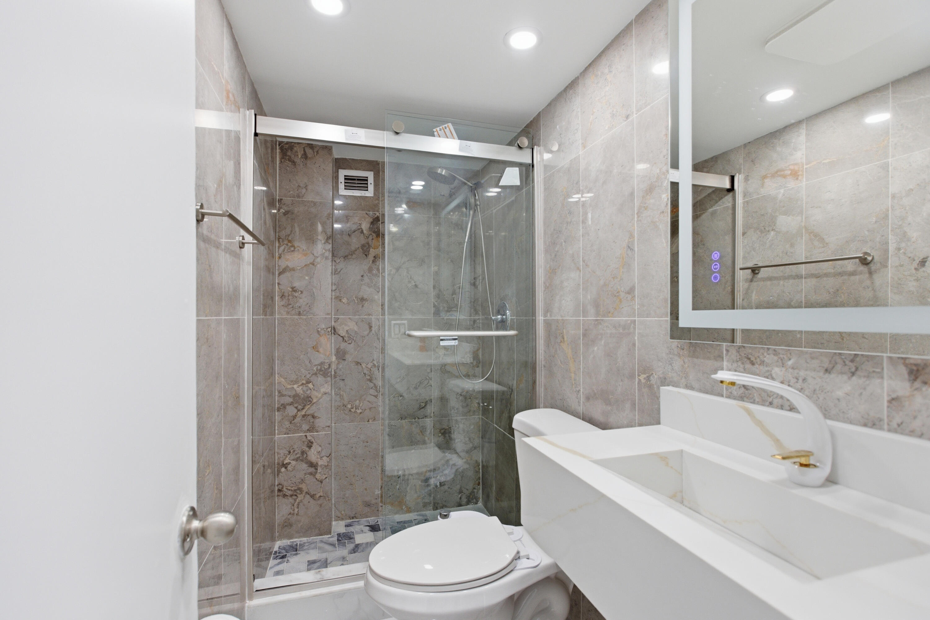 QUADOMAIN - Residential Lease