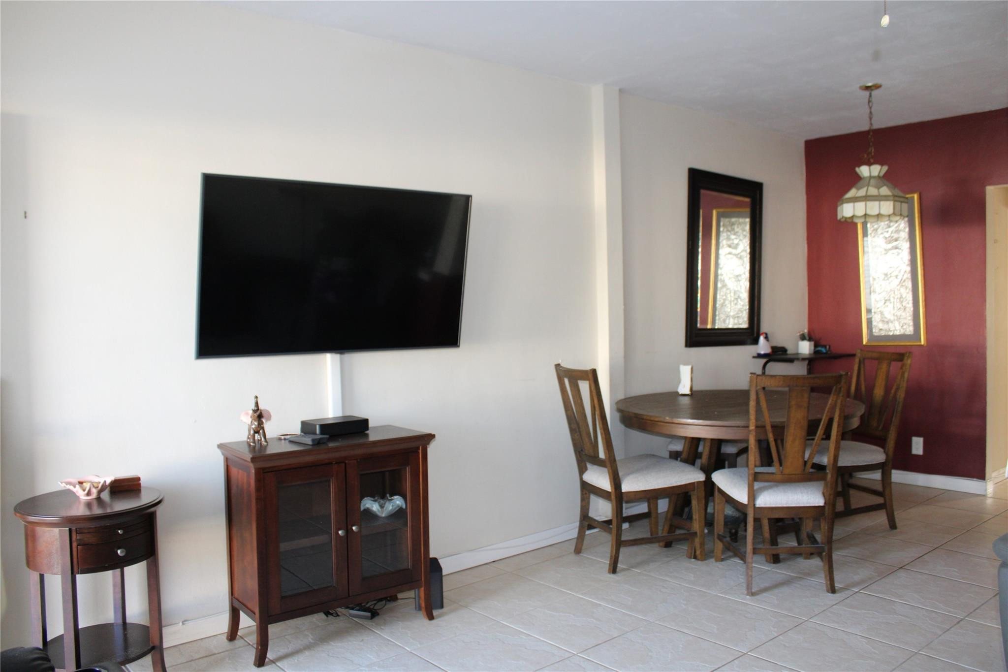 This 1/1 co-op sits in the charming 55+ community of Ro-Len Gardens. Located near shops, restaurants and neighboring cities of Aventura and Hollywood. Close to I-95 and the Fort Lauderdale International Airport. Patio seating in the rear of unit, community pool, clubhouse and more.