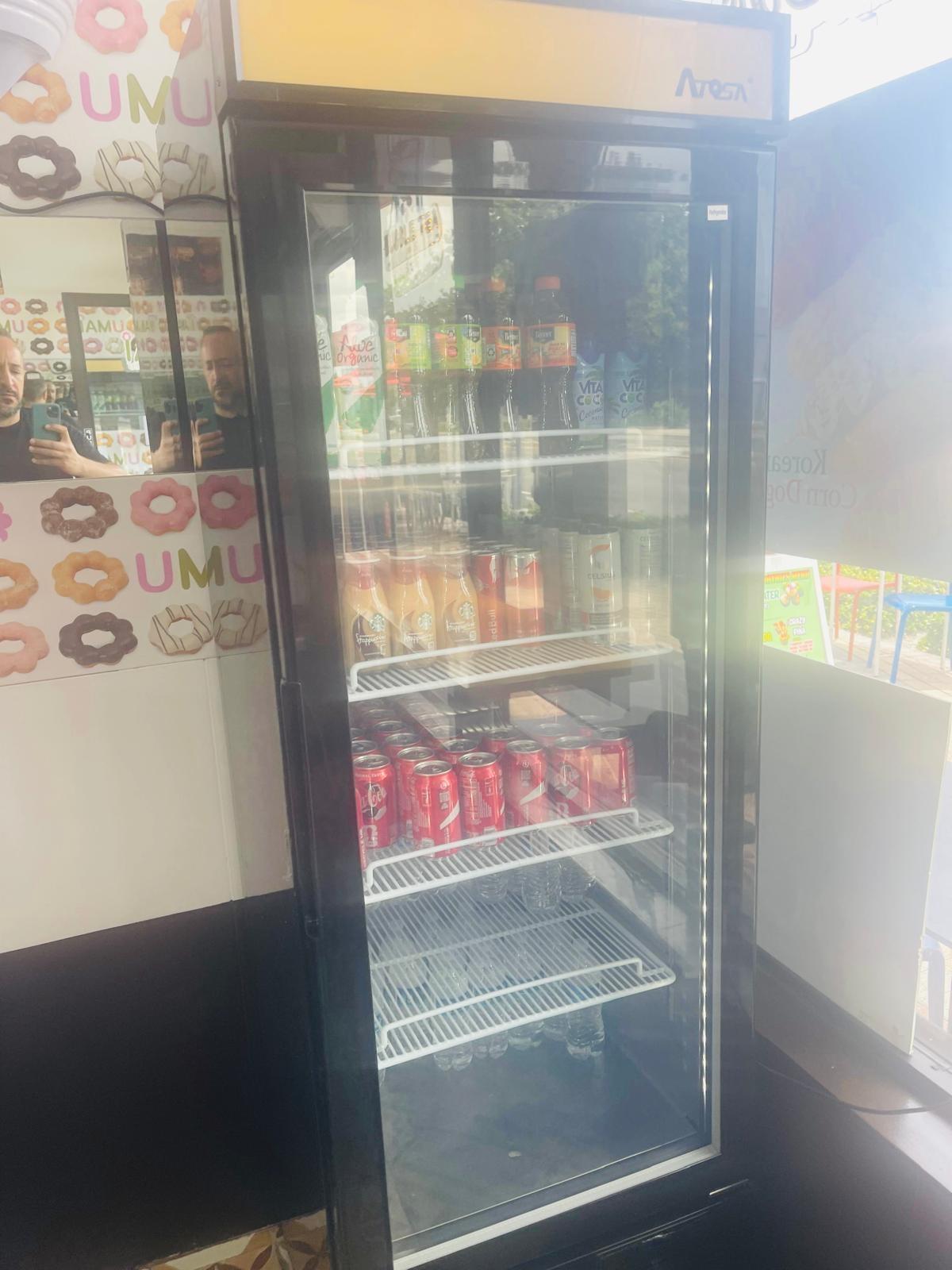 Great opportunity to acquire a very well-known and stablished shop for all good treats steps from the beach! located on the beautiful Lauderdale by The Sea on Commercial Blvd with a lot of traffic, tourists, beach goers, nearby hotels and local residents. This unique concept features strong curb appeal