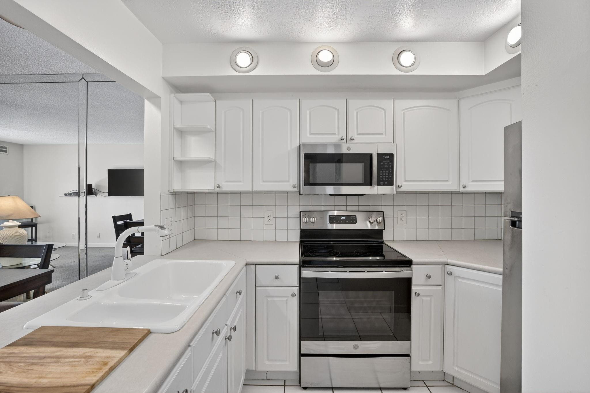 RIVER REACH CONDOMINIUM II - Residential Lease