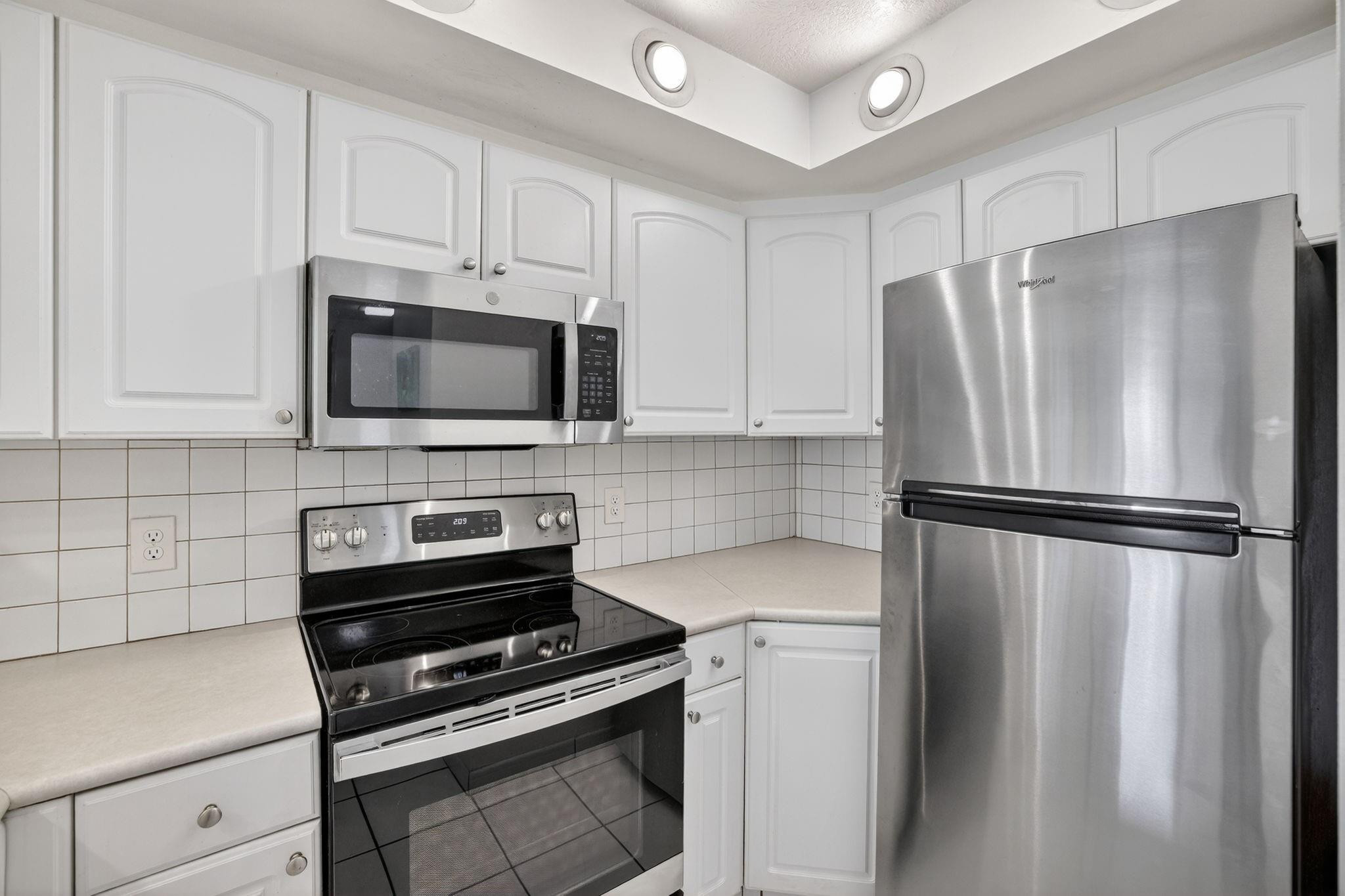 RIVER REACH CONDOMINIUM II - Residential Lease