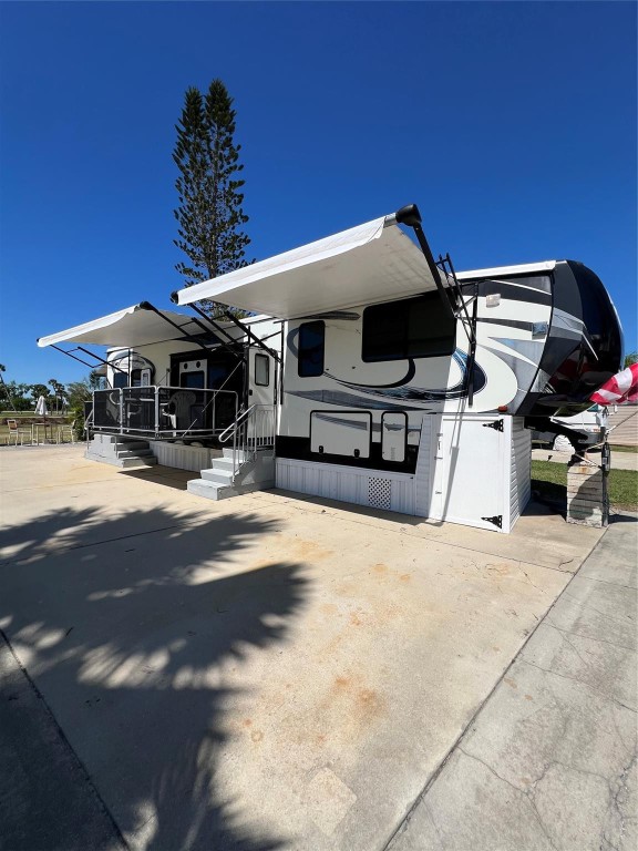 ~Blue Cypress Golf & RV Resort~ 55+ Community. 9 hole golf course. 2015 Heartland Cyclone 4200- 5th wheel RV- 43" length overlooking the golf course. Furnished w/ King size bed. New Fiberglass roof in 2024 (Transferrable warranty). Balconies in front & rear, new awnings & Hot water heater. Pavers- large patio & grilling area. Storage area with electric & water. washer & dryer plus a freezer. Community clubhouse with heated pool, new pickleball courts, shuffleboard, and many more activities. Public boat ramp is steps away for some great Okeechobee trophy fishing! Unit also comes with a generator. This is the luxury model!! New Seminole casino- Brighton Bay is a short distance away as is shopping and restaurants.