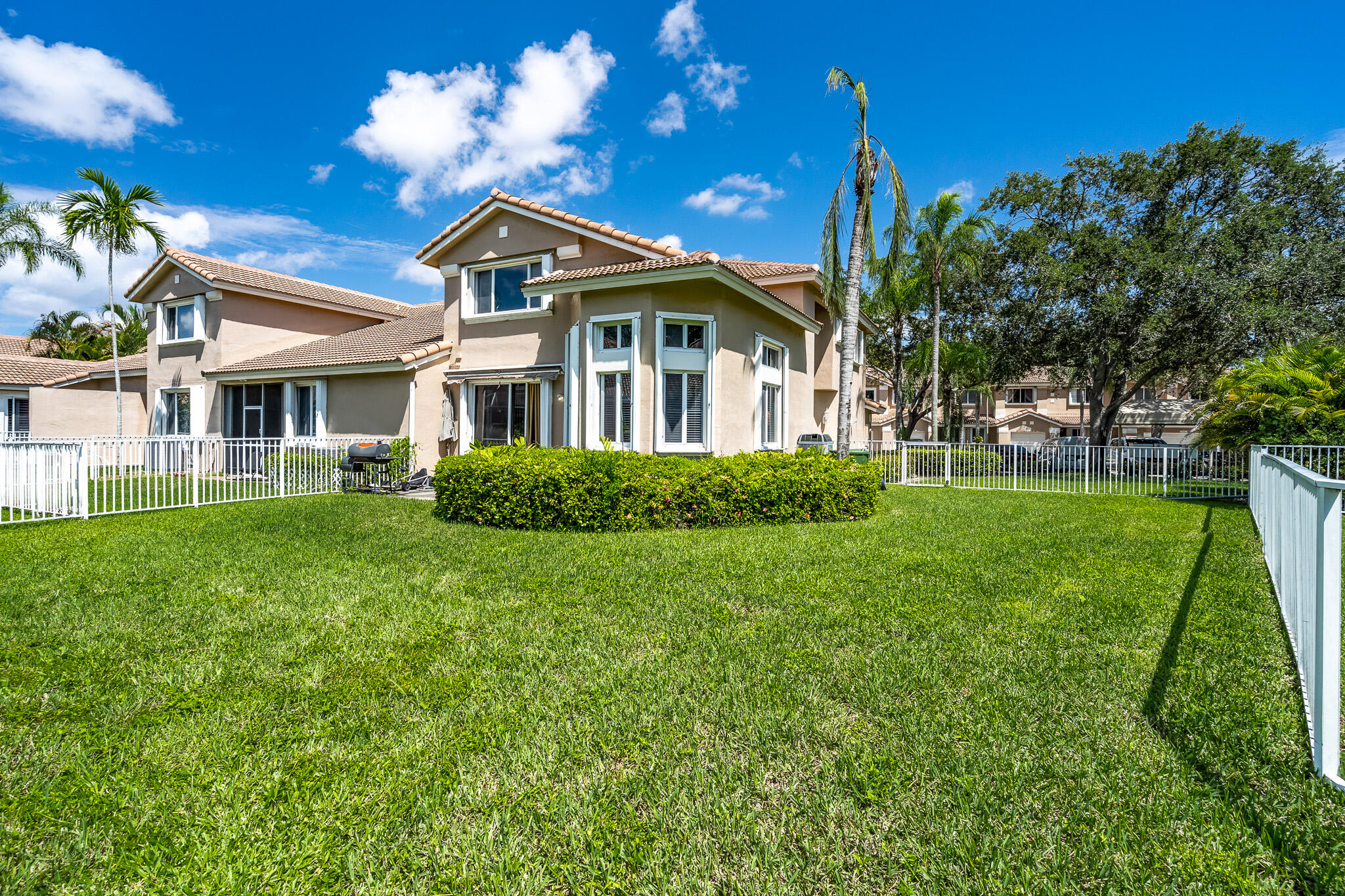 HOLLYWOOD LAKES COUNTRY CLUB AND - Residential