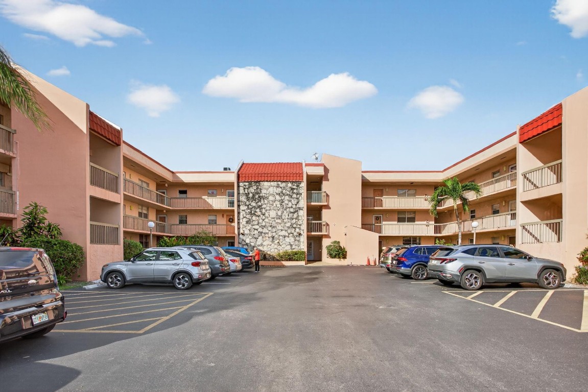 GREAT, GROUND FLOOR, SPACIOUS,  2 BEDROOM, 2 FULL BATH CONDO IN HOLIDAY SPRINGS COMMUNITY PRICED FOR QUICK SALE.  CLOSE TO SHOPPING, HOUSE OF WORSHIP, AND HOSPITALS. ALSO, THERE IS A BUS SERVICE THAT COMES THROUGH HOLIDAY SPRINGS BLVD. THAT SERVICES THE COMMUNITY. THE COMMUNITY ALSO OFFERS A RECREATION CENTER, TENNIS COURTS, GYM, POOL, CABANAS, AND MUCH MORE. THE ASSOCIATION REQUIRES A 20% DOWN PAYMENT.  THE SELLER IS VERY MOTIVATED, BRING YOUR BEST OFFER.