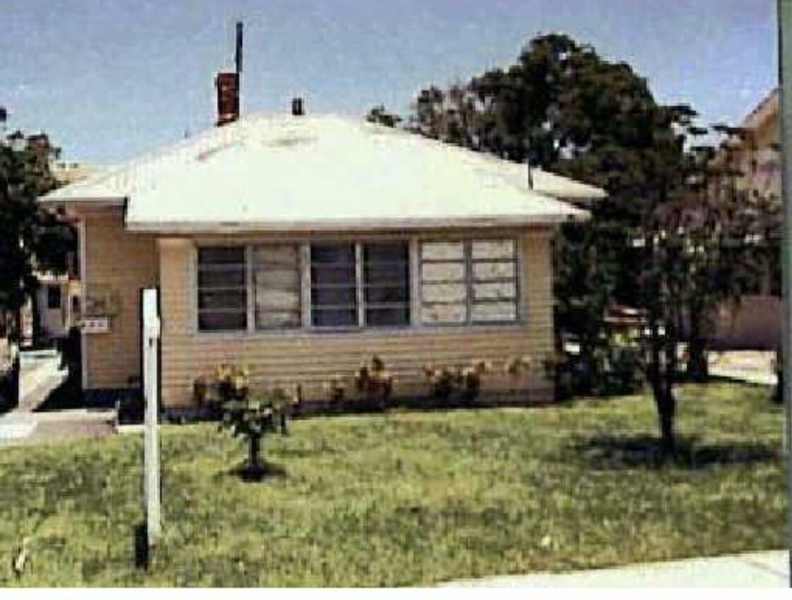 Income producing multi-family property located in desirable Grandview Heights, in very close proximity (Walking Distance) to City Place and Downtown West Palm Beach. This Property consists of a 3 Bedroom House fronting on Florida Ave, a 1 Bedroom Cottage, and a 2 Story Duplex fronting on Alabama Street. 6 Bedrooms, 4 Bathrooms, Off-street parking in the rear of the property, Separate Electric Meters. Property also features a Laundry Room, with coin operated machines. All units rented with long term tenants. Great Investment Opportunity! All figures approximate.