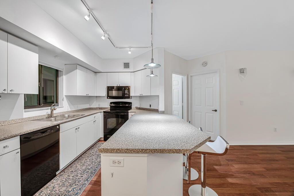 ST TROPEZ CONDO - Residential