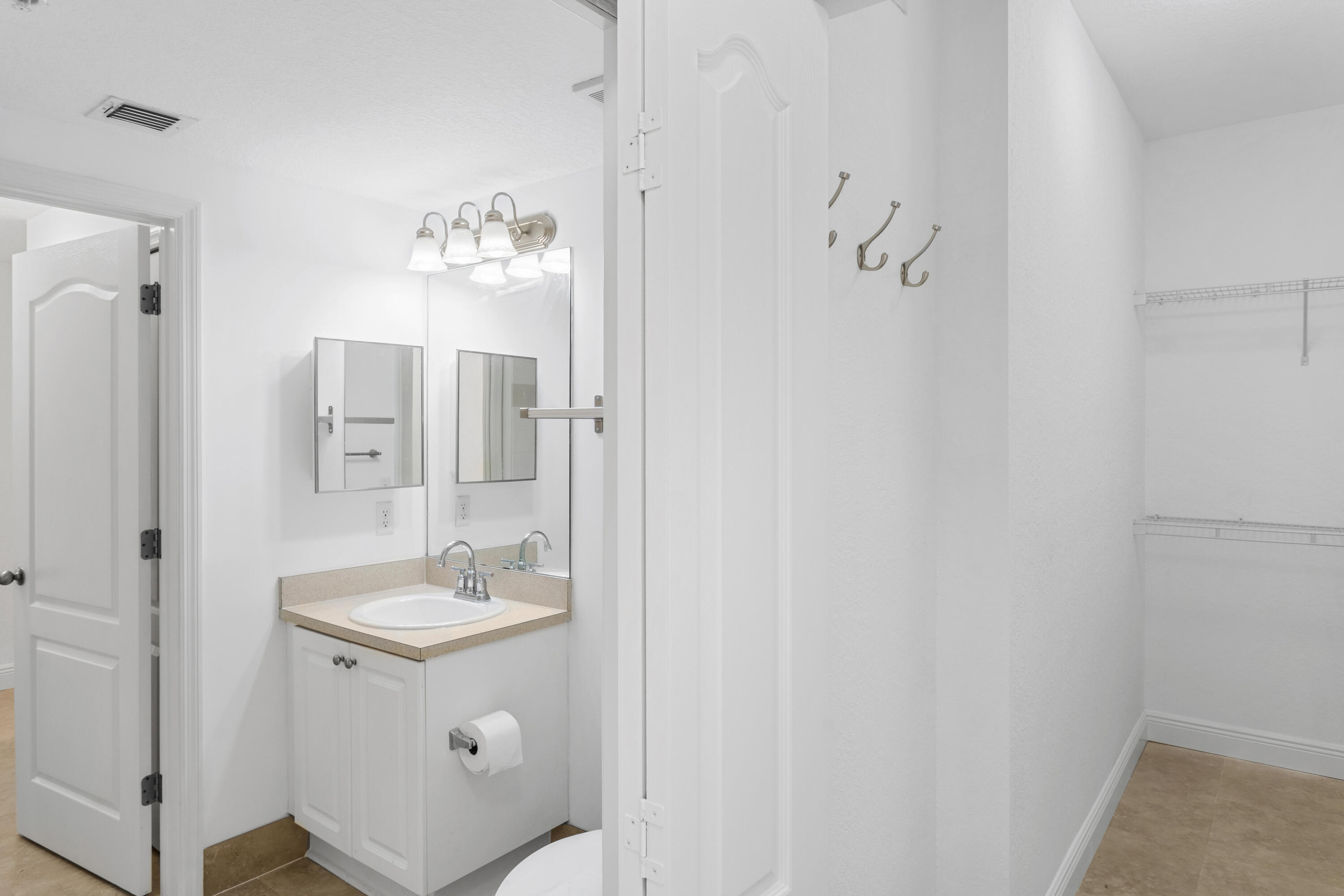 RESIDENCES AT LEGACY PLACE CONDO - Residential Lease
