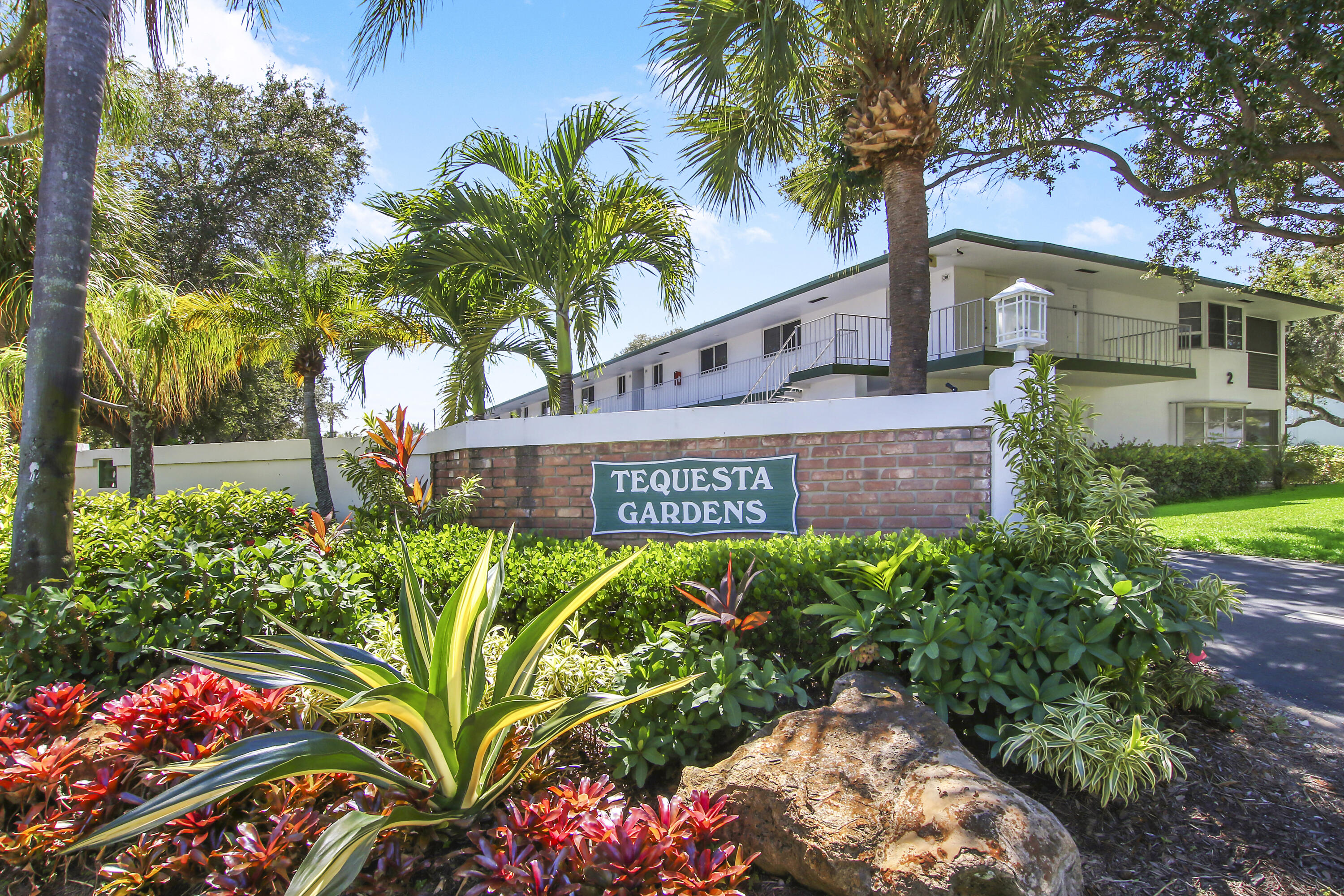 TEQUESTA GARDEN COND NO 6 S 526 FT OF PAR 2 TEQUES - Residential