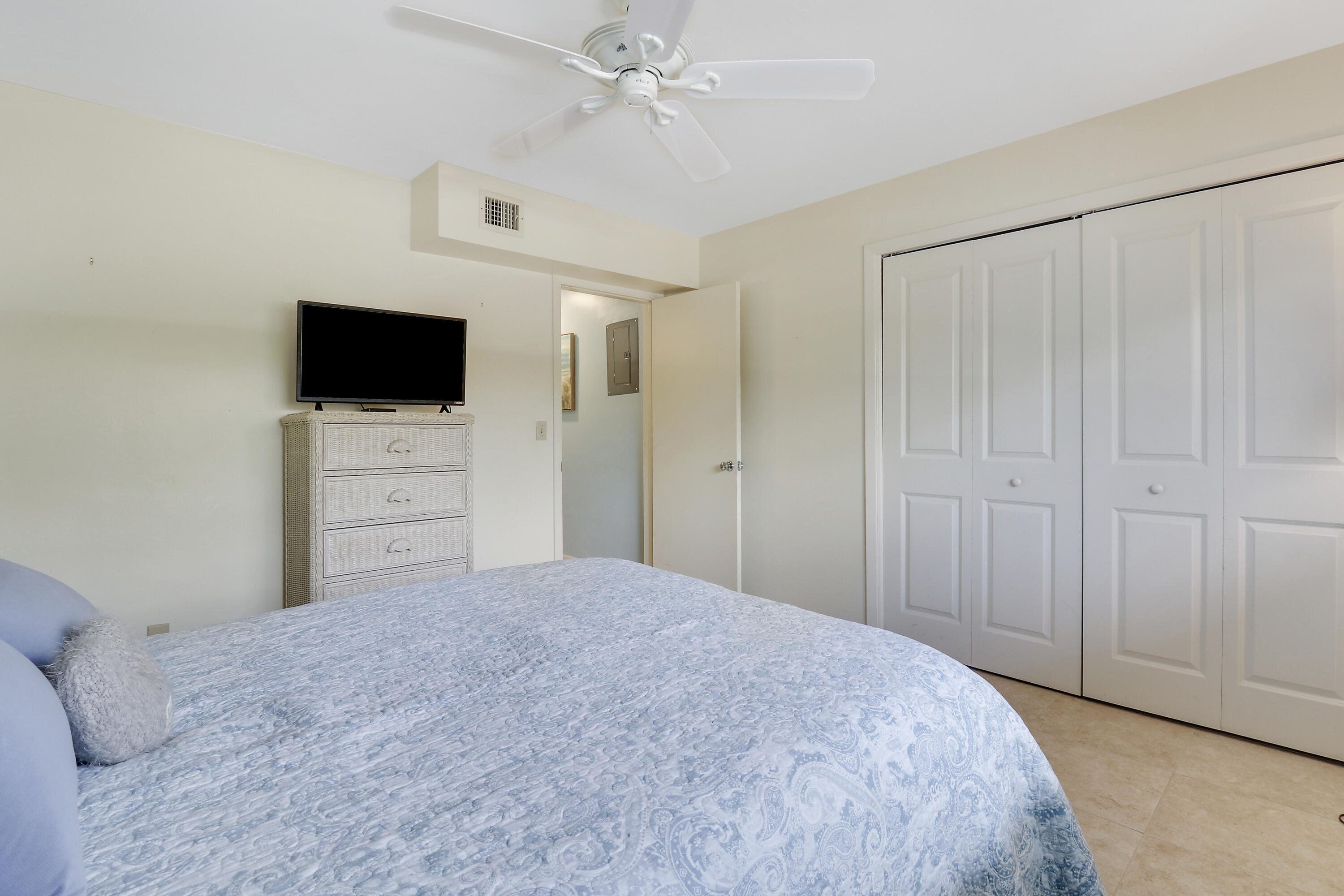 TEQUESTA GARDEN COND NO 6 S 526 FT OF PAR 2 TEQUES - Residential