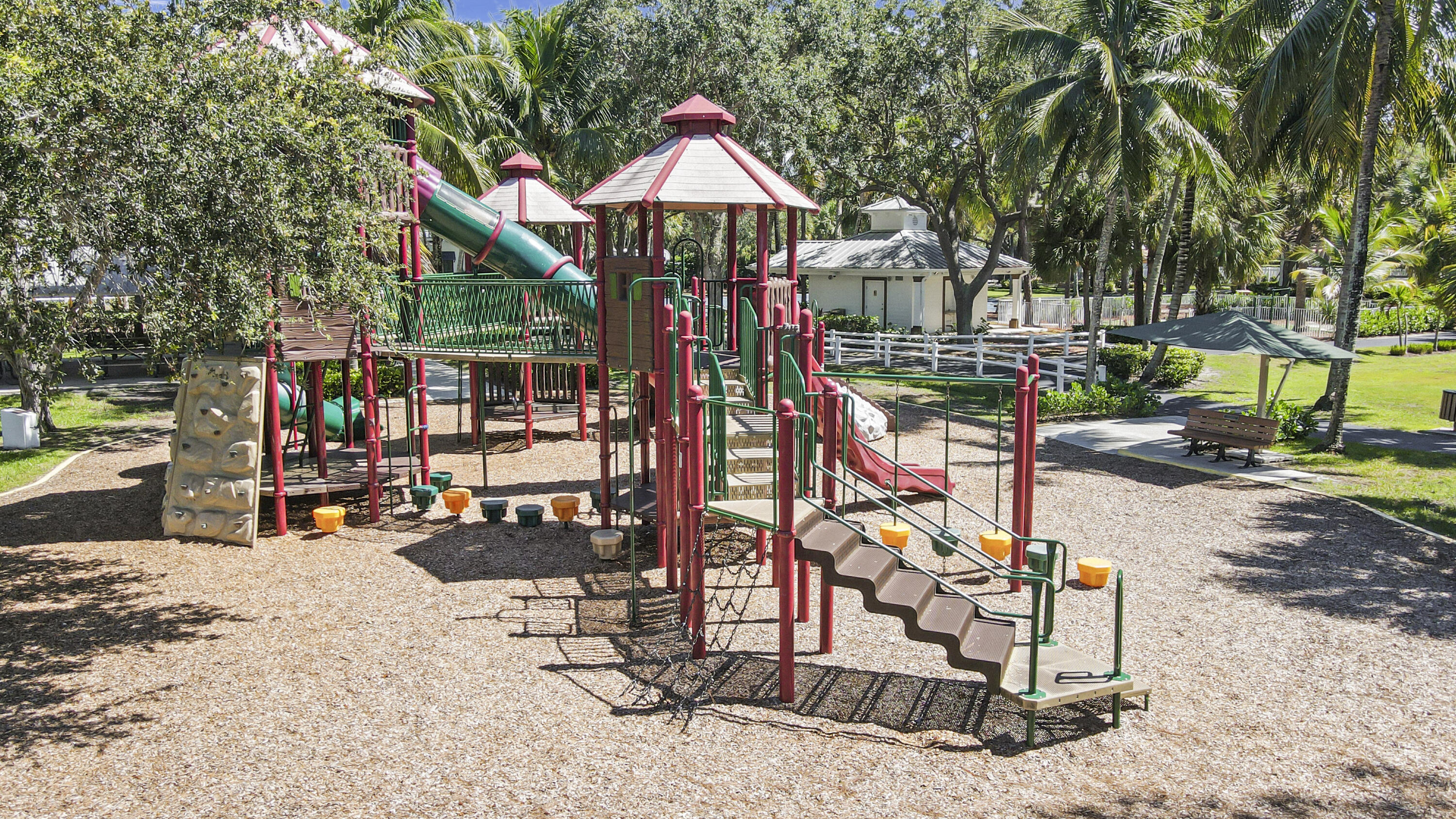 TEQUESTA GARDEN COND NO 6 S 526 FT OF PAR 2 TEQUES - Residential