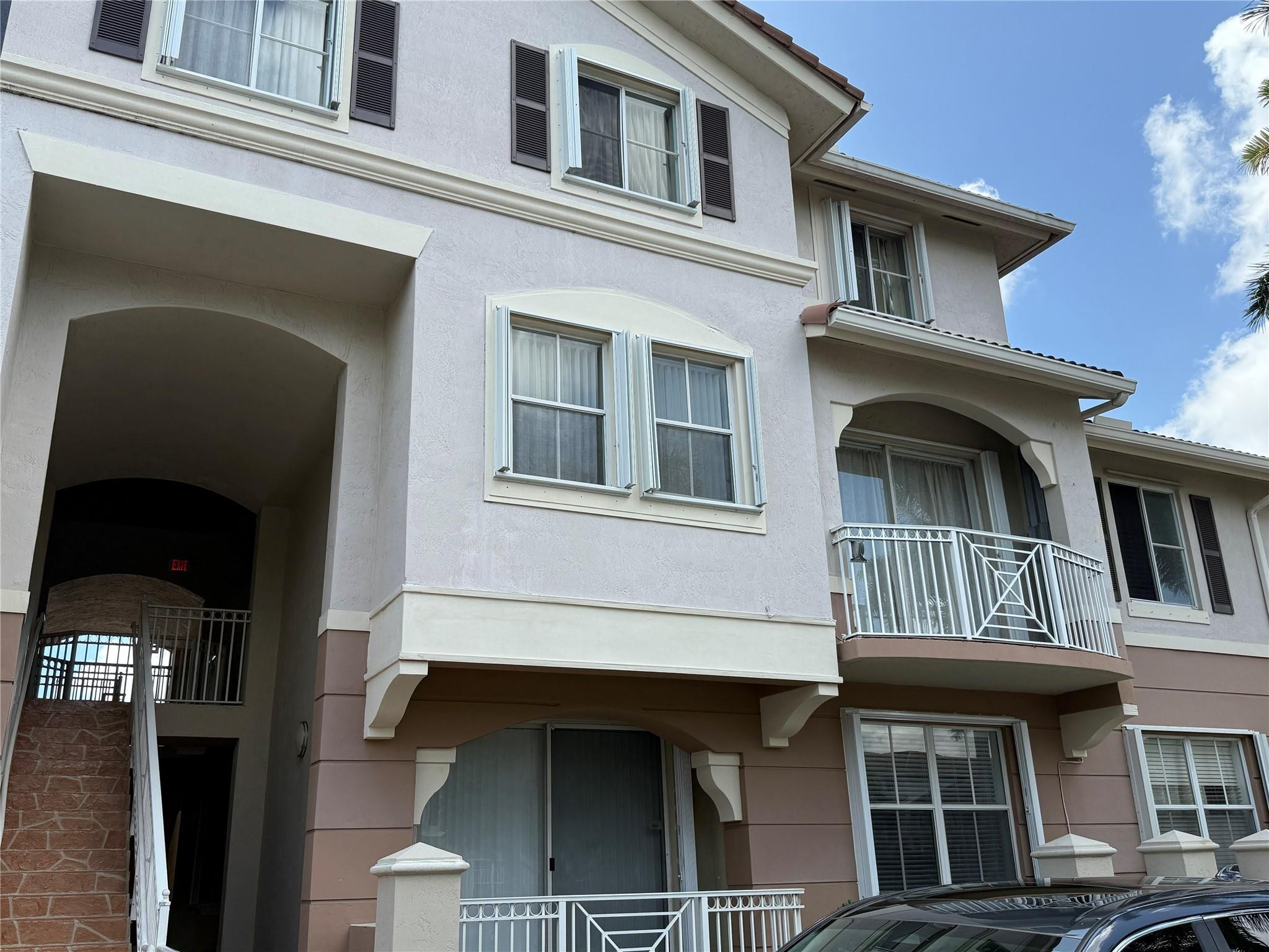 LOVELY 3 BED 2 1/2 BATH TOWNHOME OFF FLAGLER STREET.  NEWER APPLIANCES AND PAINT, LAMINATE FLOORING THROUGHOUT.  WASHER AND DRYER IN UNIT, FIRST AND SECURITY PLUS ASSOCIATION DEPOSIT REQUIRED. TENANT OCCUPIED.  PLEASE CALL LISTING AGENT FOR ACCESS.