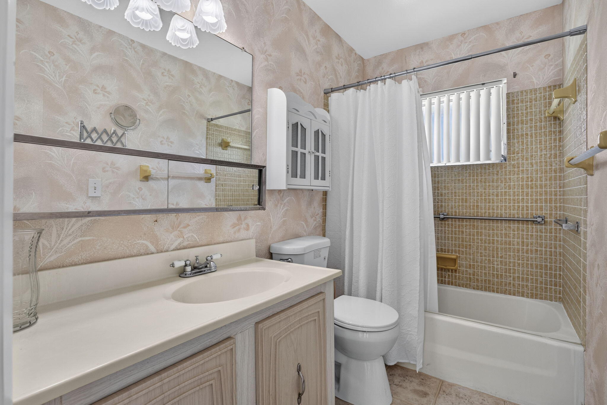 CRESTHAVEN VILLAS CONDO 33 - Residential