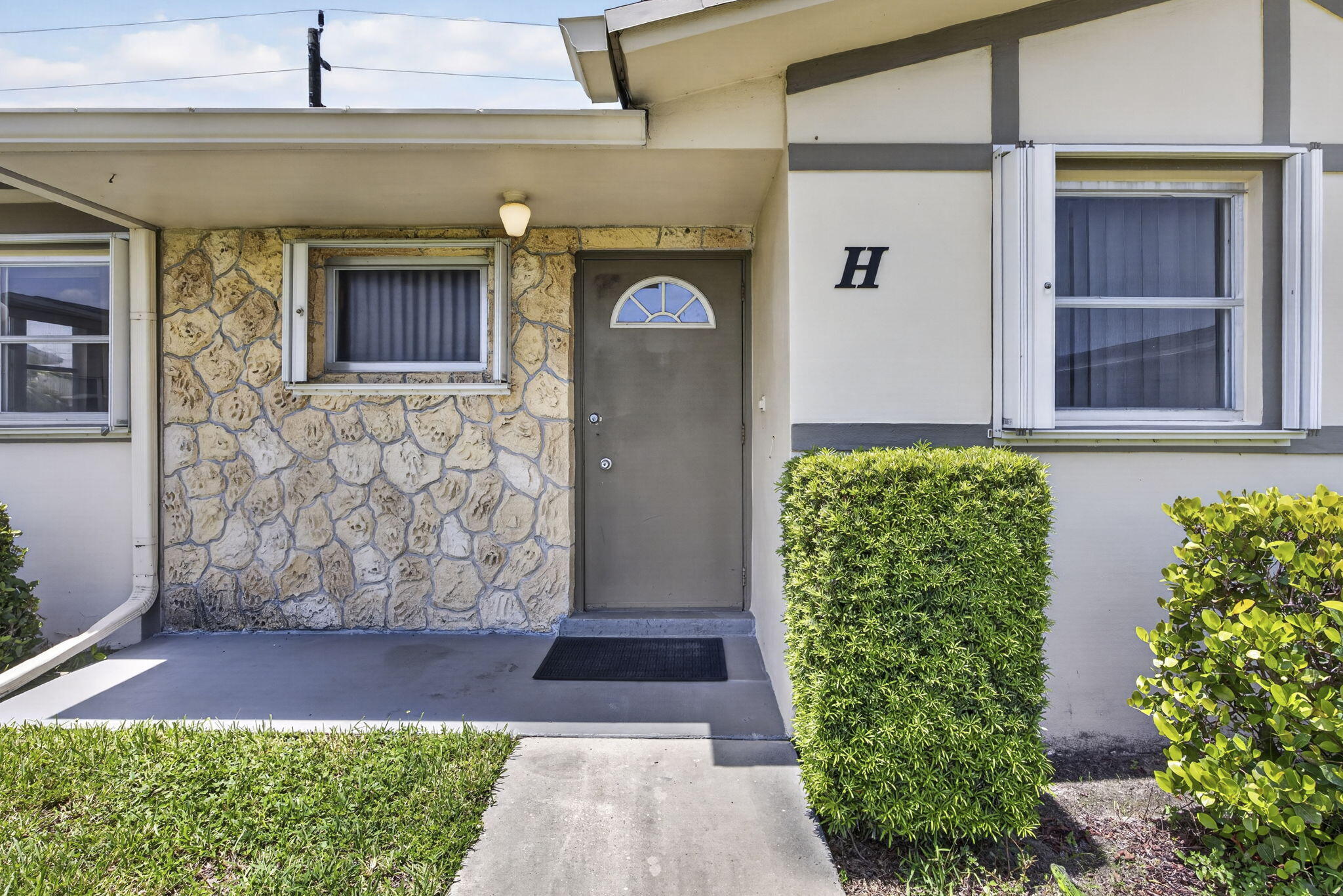 CRESTHAVEN VILLAS CONDO 33 - Residential