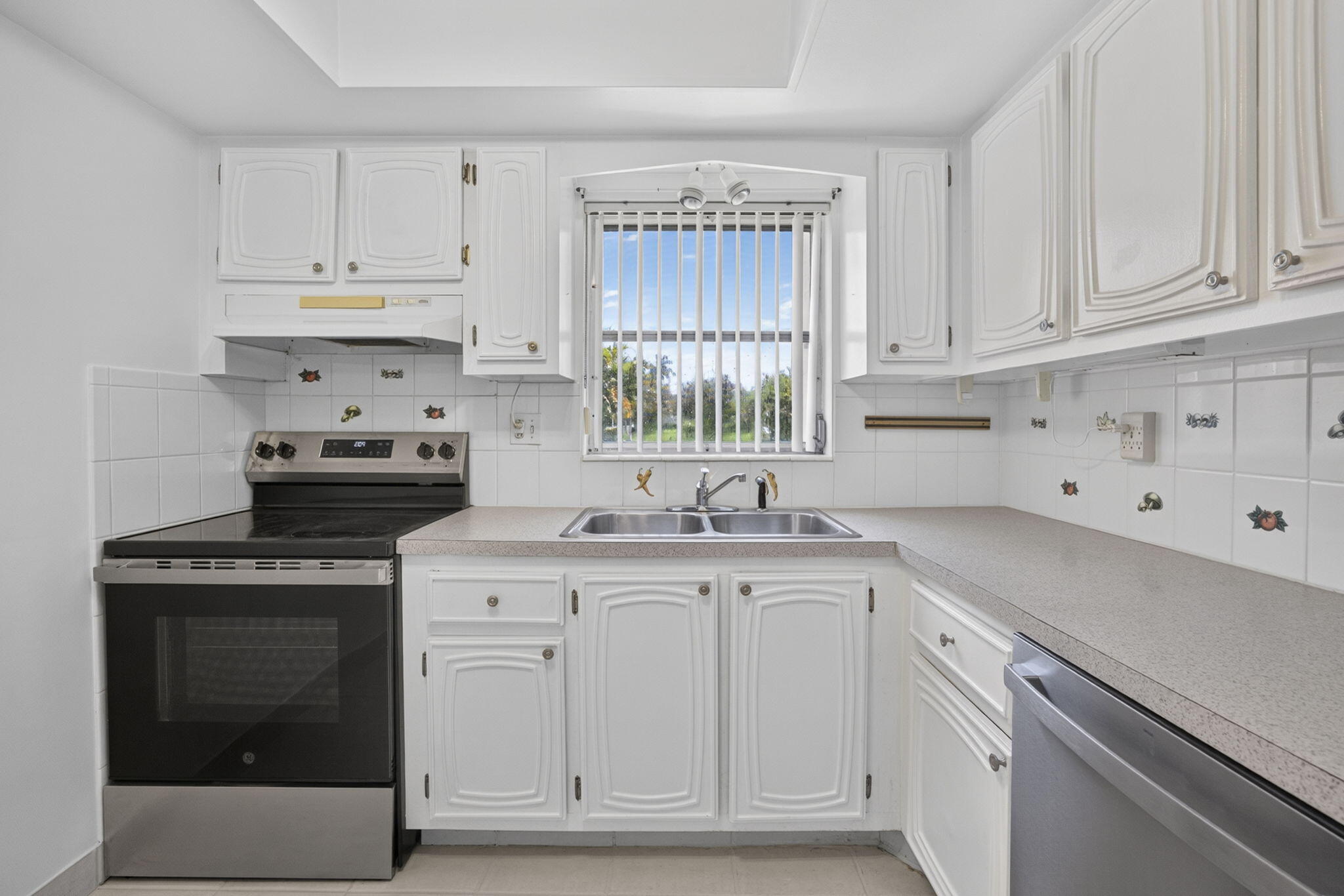CRESTHAVEN VILLAS CONDO 33 - Residential