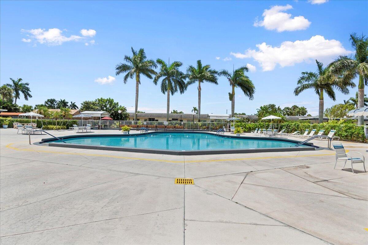 CRESTHAVEN VILLAS CONDO 33 - Residential