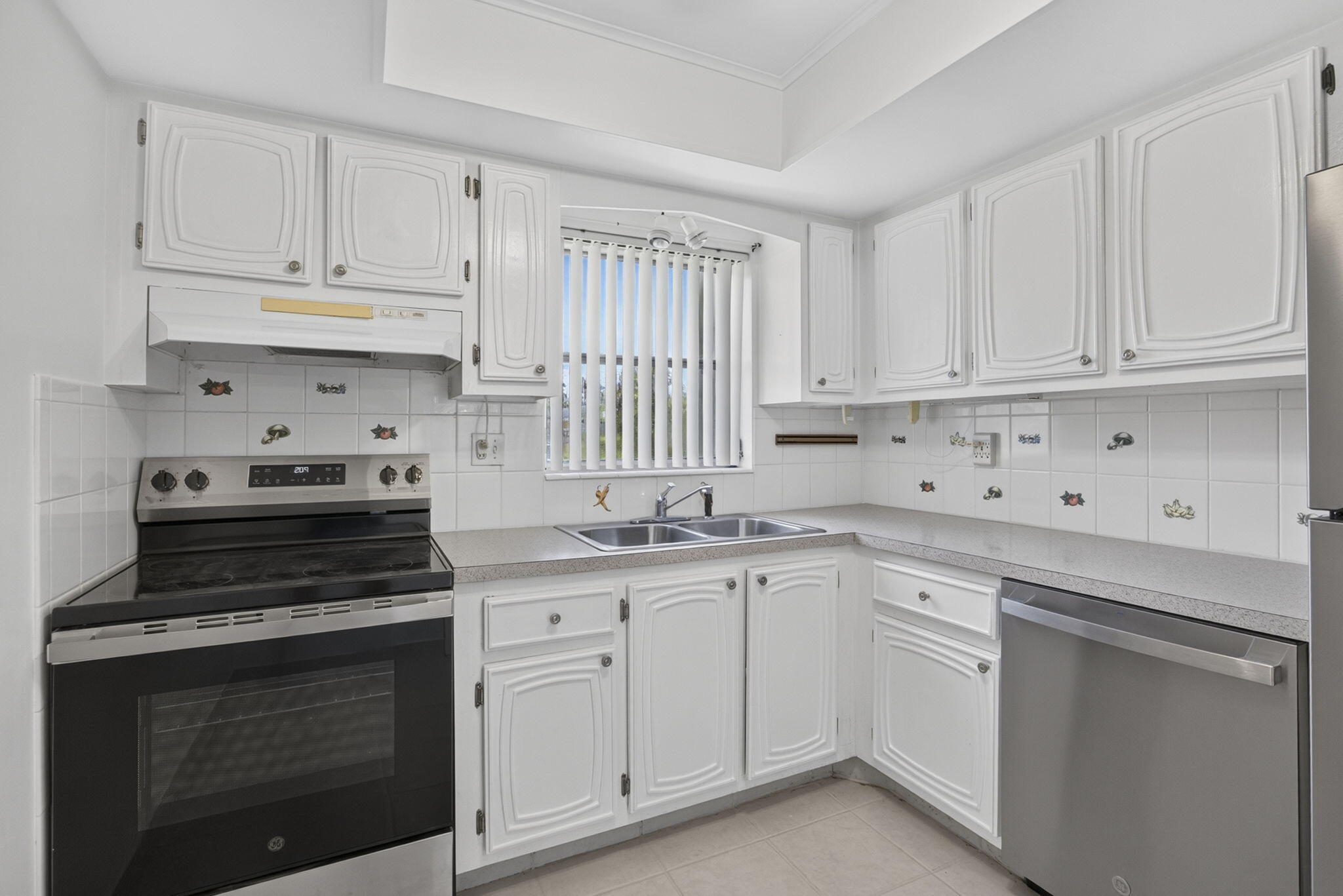 CRESTHAVEN VILLAS CONDO 33 - Residential