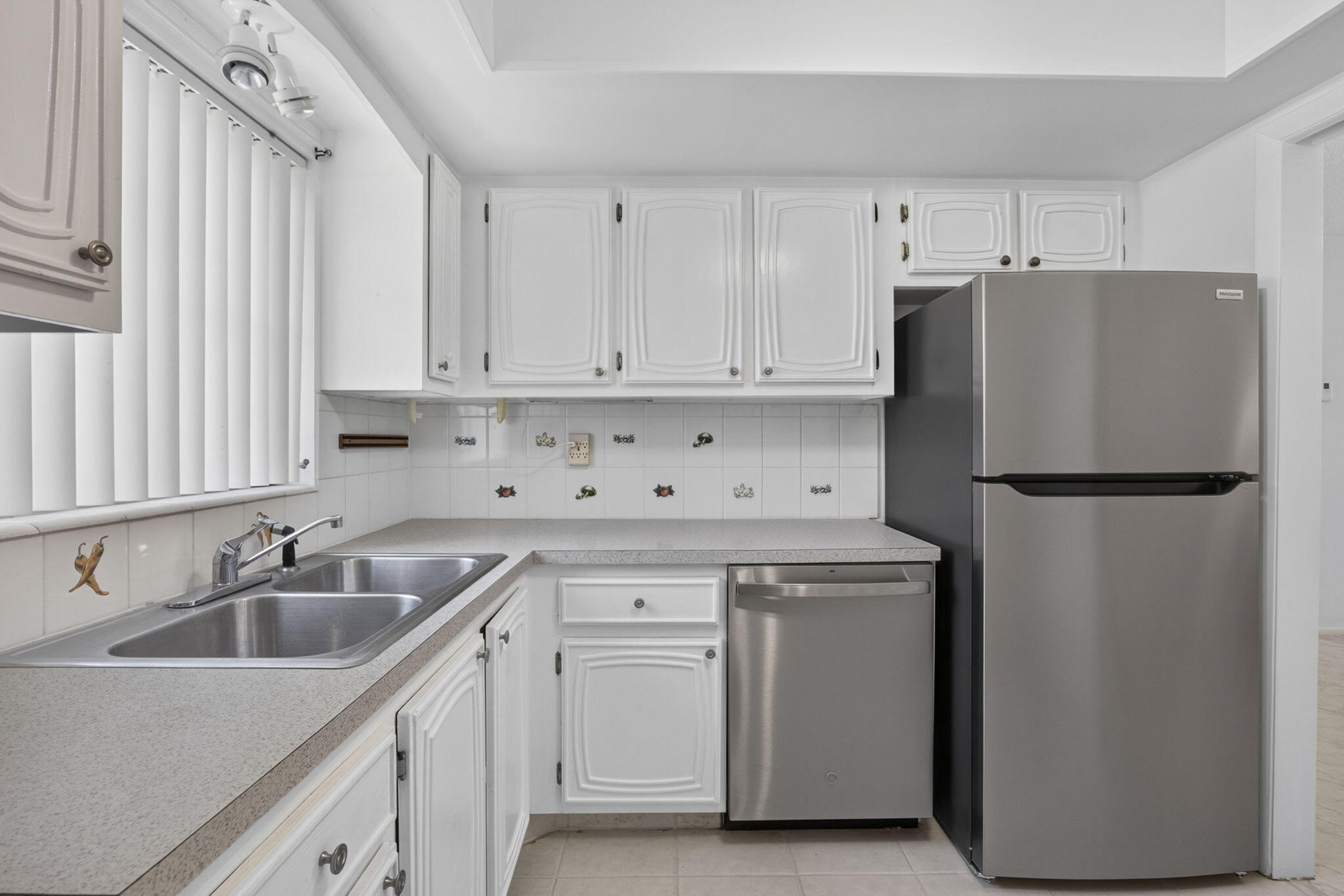 CRESTHAVEN VILLAS CONDO 33 - Residential