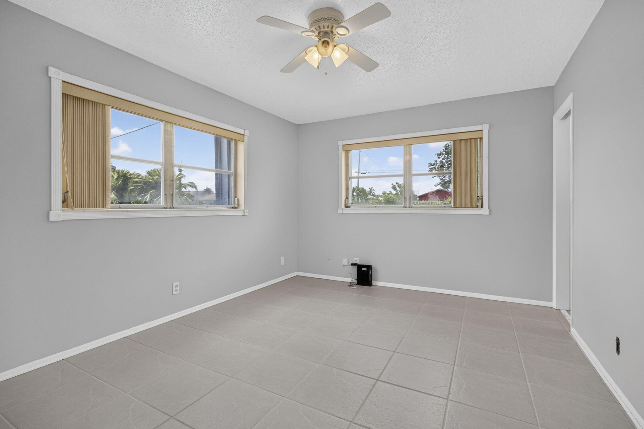 CRESTHAVEN VILLAS CONDO 33 - Residential