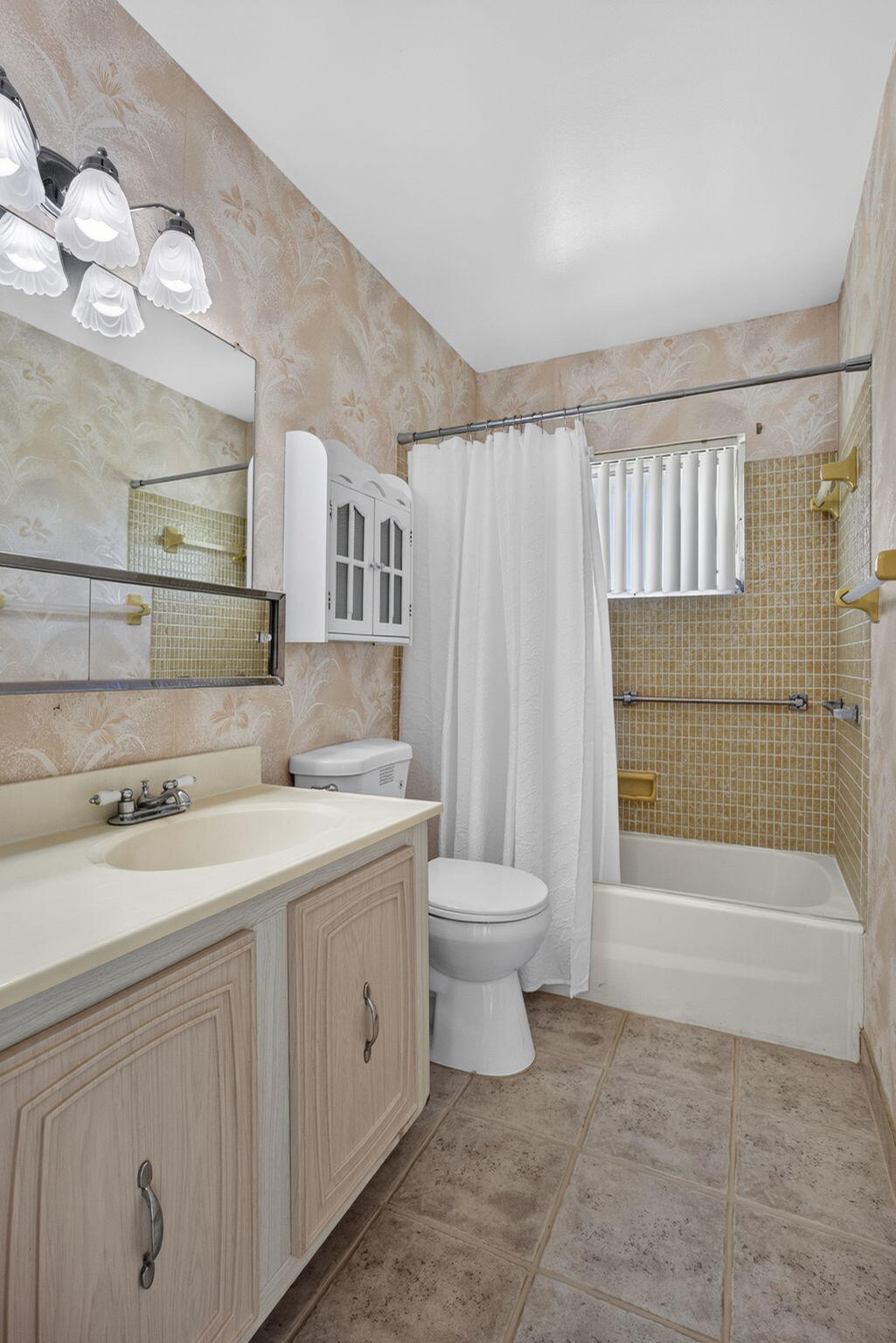 CRESTHAVEN VILLAS CONDO 33 - Residential