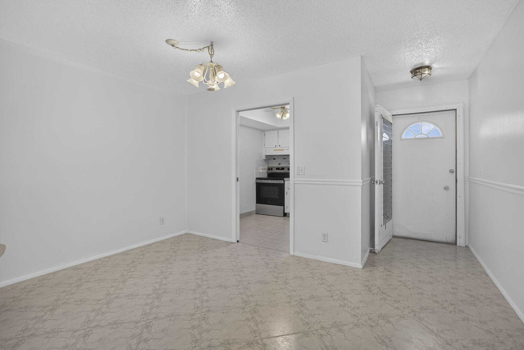 CRESTHAVEN VILLAS CONDO 33 - Residential