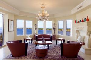ONE WATERMARK PLACE OF THE PALM BEACHES - Residential