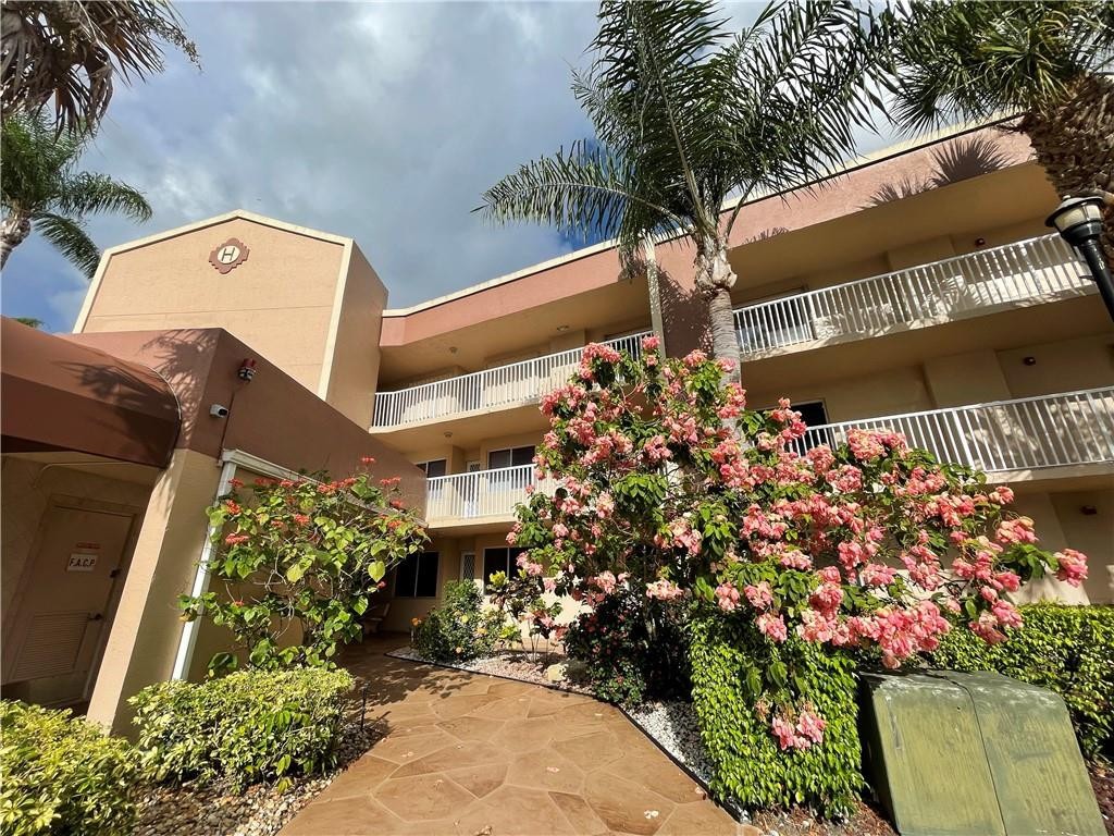 INSIDE CORNER WITH 3 EXTRA WINDOWS FIRST FLOOR 2-BEDROOM, 2-BATH BAYBERRY MODEL WITH A FANTASTIC WIDE WATER VIEW. PATIO HAS SLIDERS AND OTHER UPGRADES. KITCHEN HAS UPDATED STAINLESS STEEL APPLIANCES. ALL FURNITURE INCLUDED. KINGS POINT HAS OVER 200 CLUBS AND MANY OTHER ACTIVITIES TO FILL EVERY DAY. ASSOC SAYS 55+