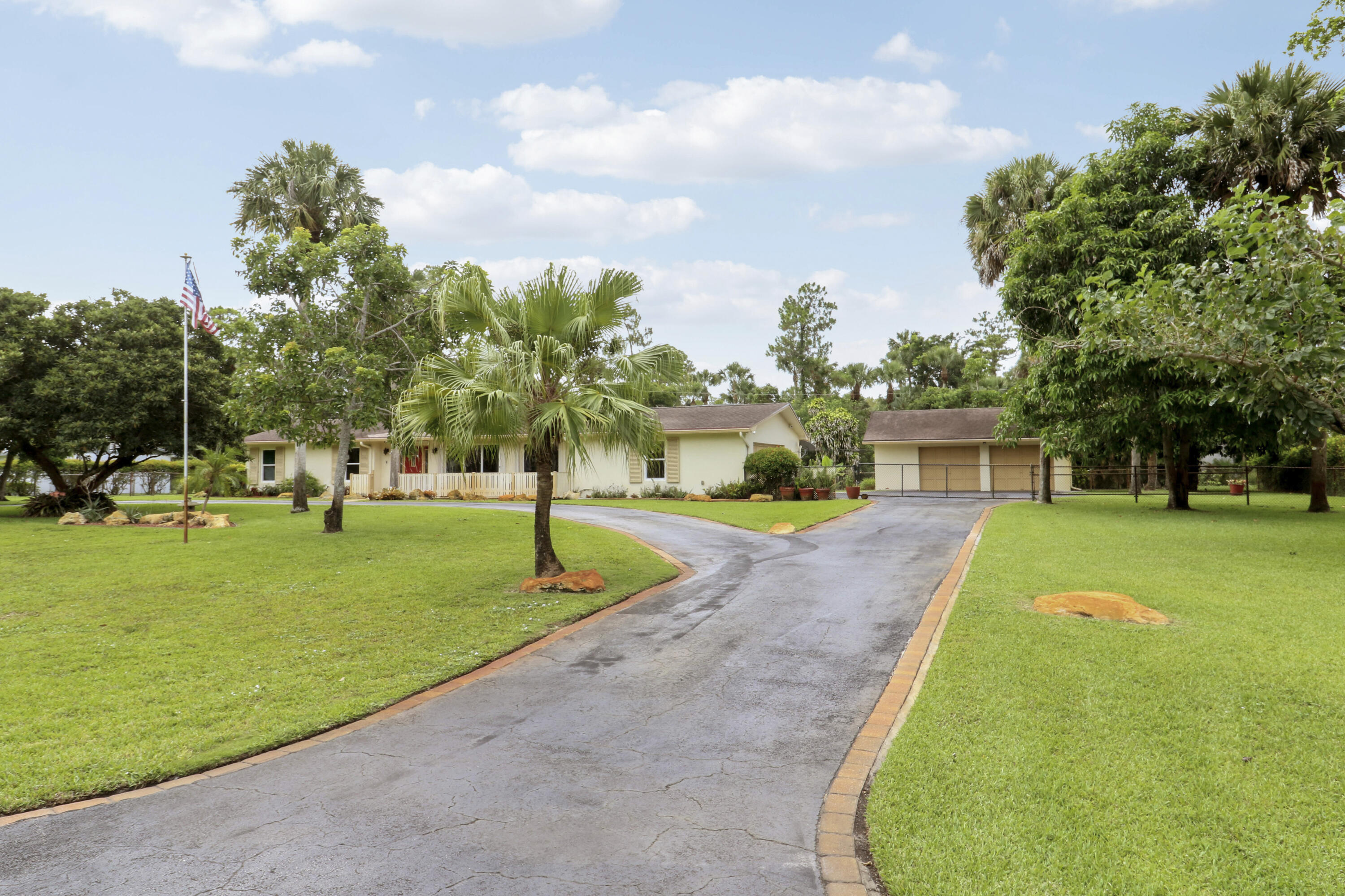 LAKEWOOD RANCHES - Residential