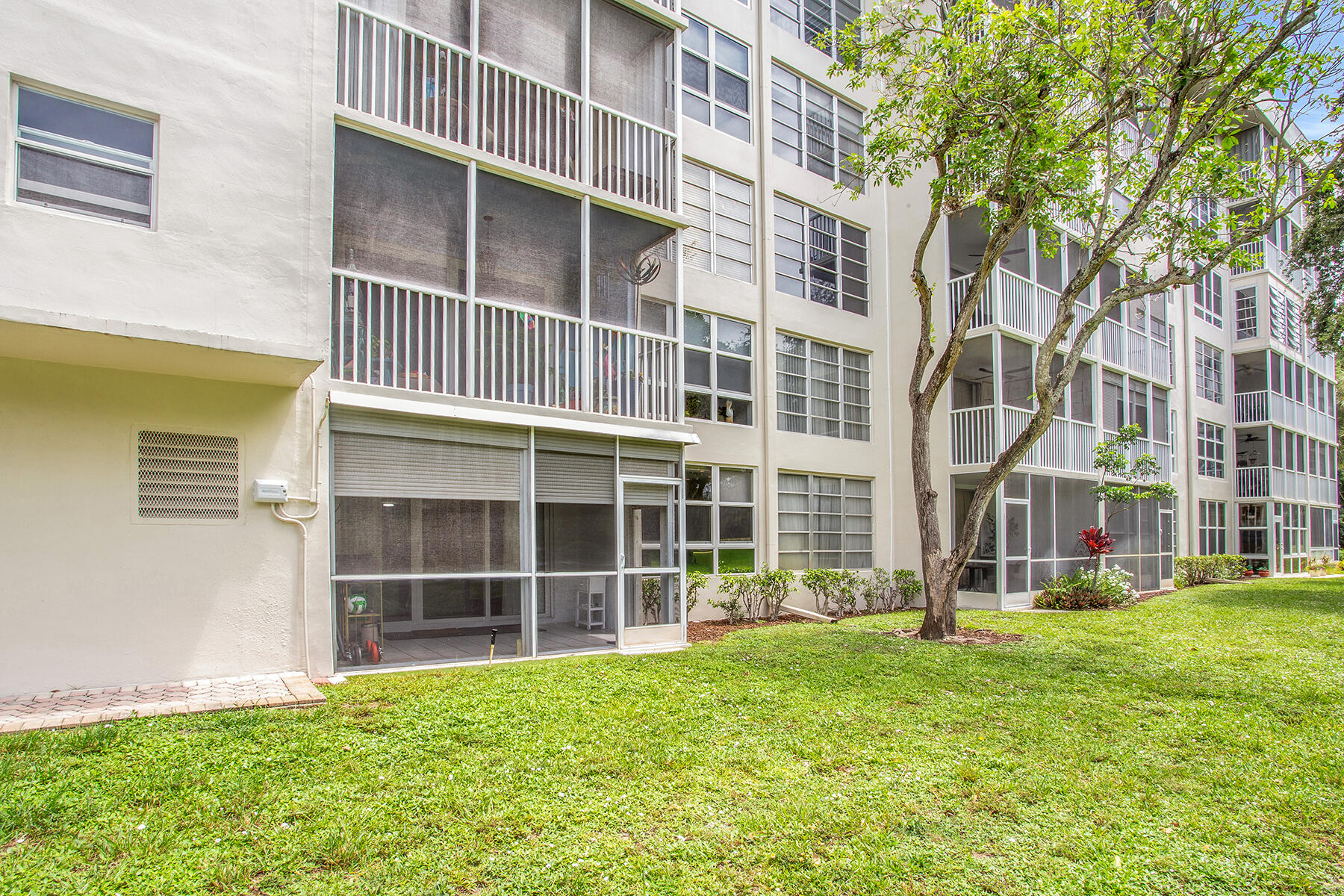 NO 15 PALM-AIRE COUNTRY CLUB - Residential