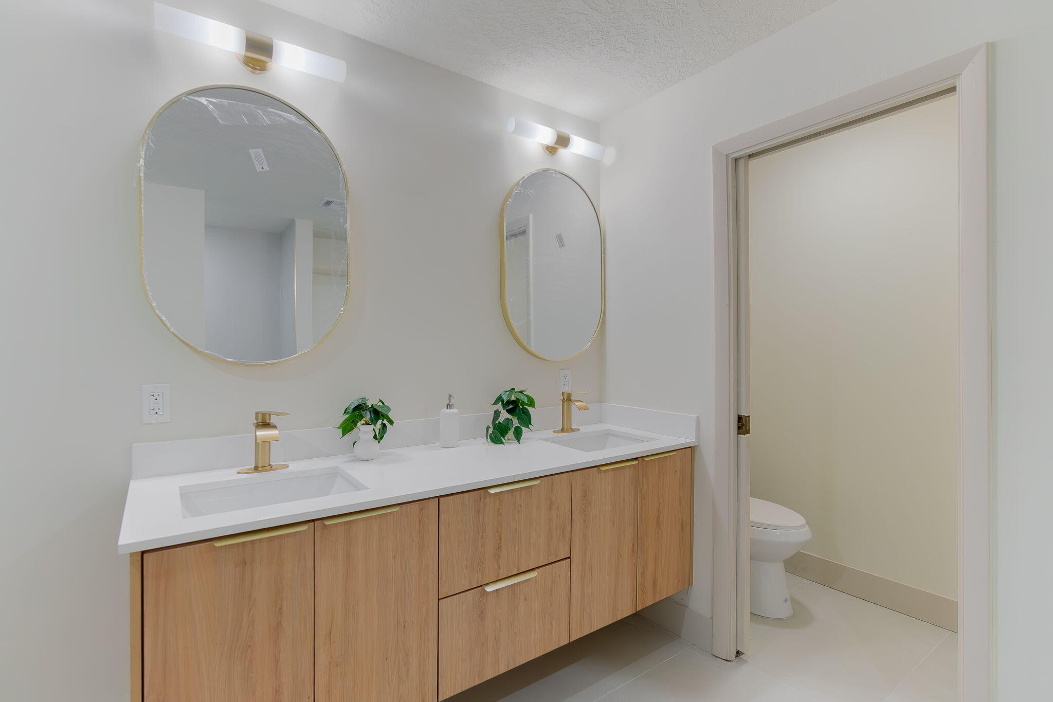 SARATOGA POINTE - Residential