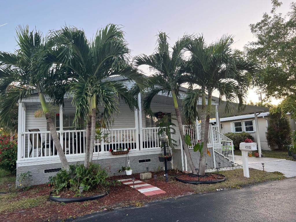 THIS IS A BEAUTIFUL 3/2 MOBILE HOME WITH A LAND LEASING. COMPLETED RENOVATED, DEERFIELD LAKE IS A 55+ GATED COMMUNITY THAT OFFERS GREAT COMFORT AND SERENITY. THE LOT RENTAL IS $1,106.00 PER MONTH WHICH INCLUDES: TRASH REMOVAL, LAWN CARE, PEST CONTROL AND WATER. OWNER IS OFFERING TO PAY TWO(2) MONTH LOT RENTAL.