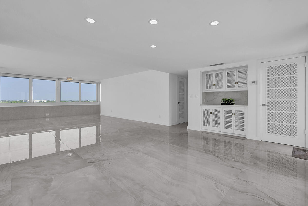 HARBOR HOUSE APARTMENT CO-OP - Residential