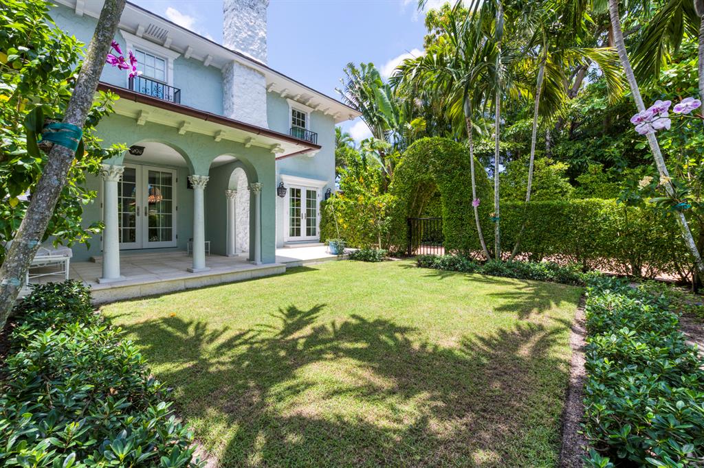 Fresh and completely renovated 3 bedroom/2.5 bath home plus charming guest cottage with full bath. This 2016 renovation was finished with a high-spirited decor overseen by designer Amanda Lindroth and features a recently installed chef's kitchen with Thermador ovens, gas cooktop and SubZero fridge. Gleaming Kohler baths, wide plank floors, a pecky cypress family room and an outdoor shower complete the picture. Walkable to nearby schools, Four Arts, the Palm Beach Recreation Center and Seaview Tennis. Or an easy stroll to the shops and restaurants on Worth Avenue and Royal Poinciana Way. Just one block to the ocean with deeded access via the Sea Streets Association private gate at Seaspray. 
(note: property is leased from December thru March- to be sold subject to the lease).