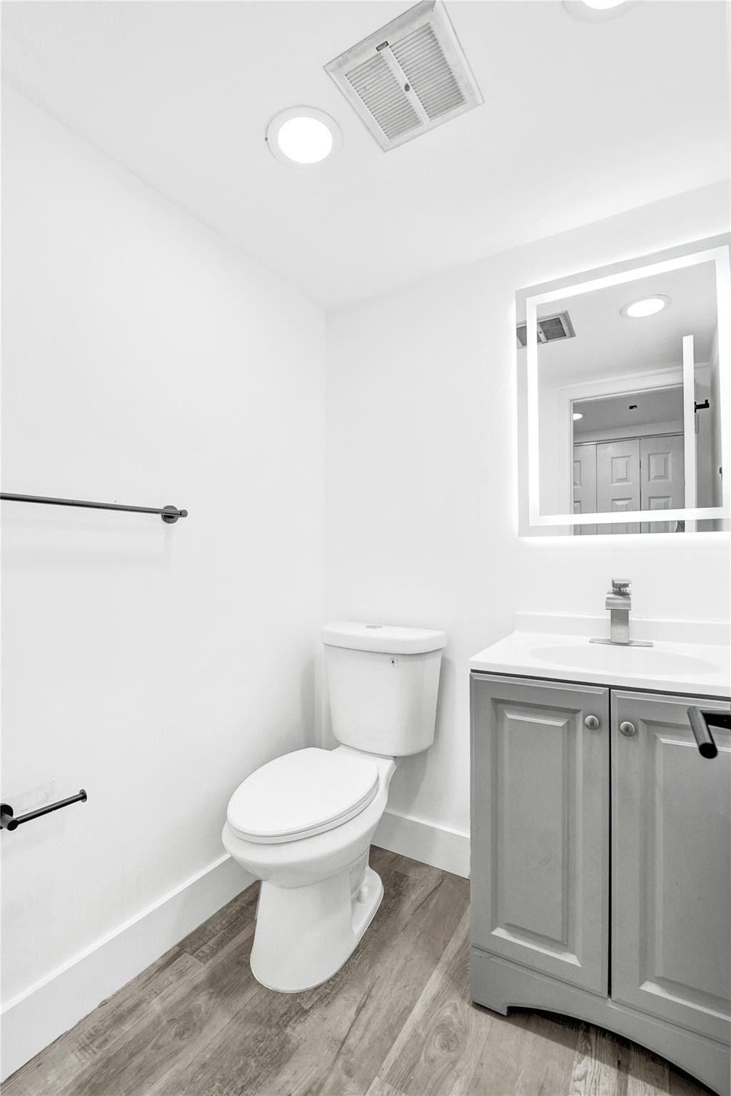 SANTA MONICA CONDOMINIUM - Residential