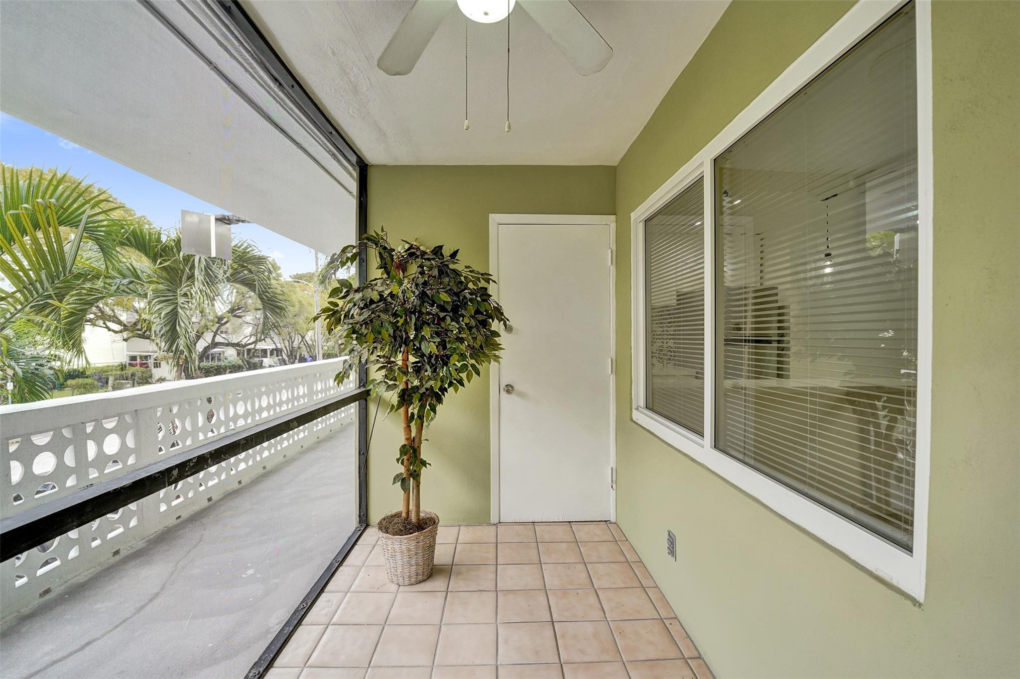 SANTA MONICA CONDOMINIUM - Residential