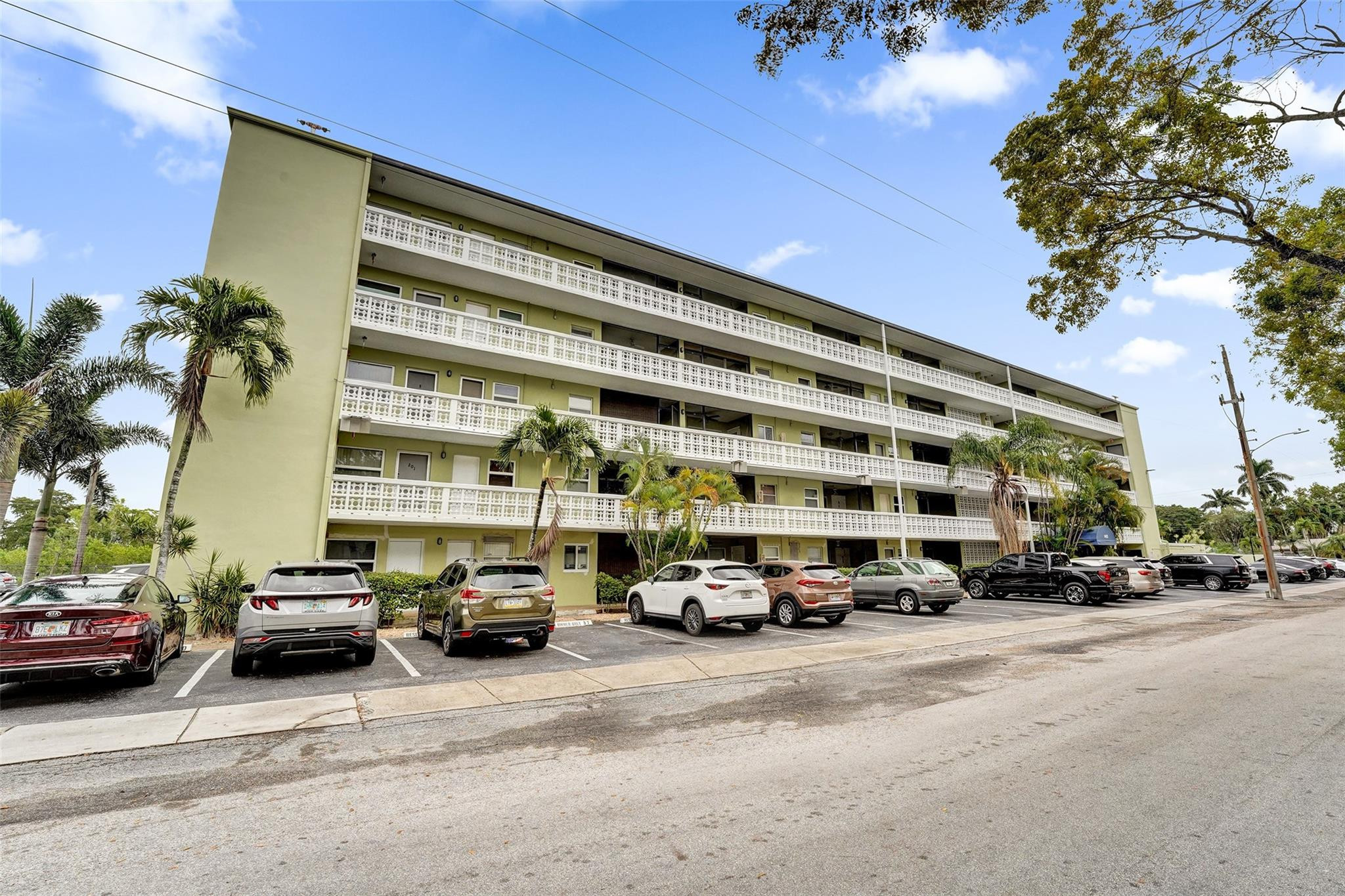 SANTA MONICA CONDOMINIUM - Residential
