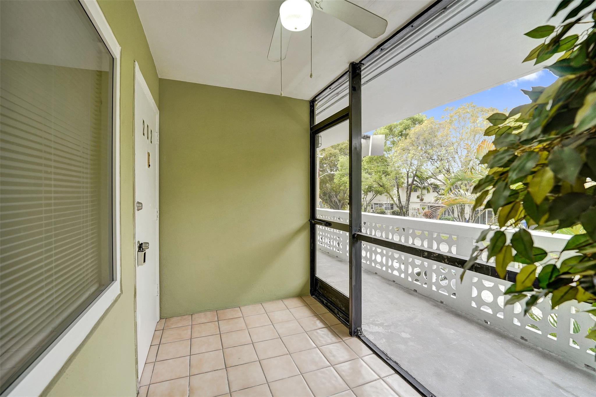 SANTA MONICA CONDOMINIUM - Residential