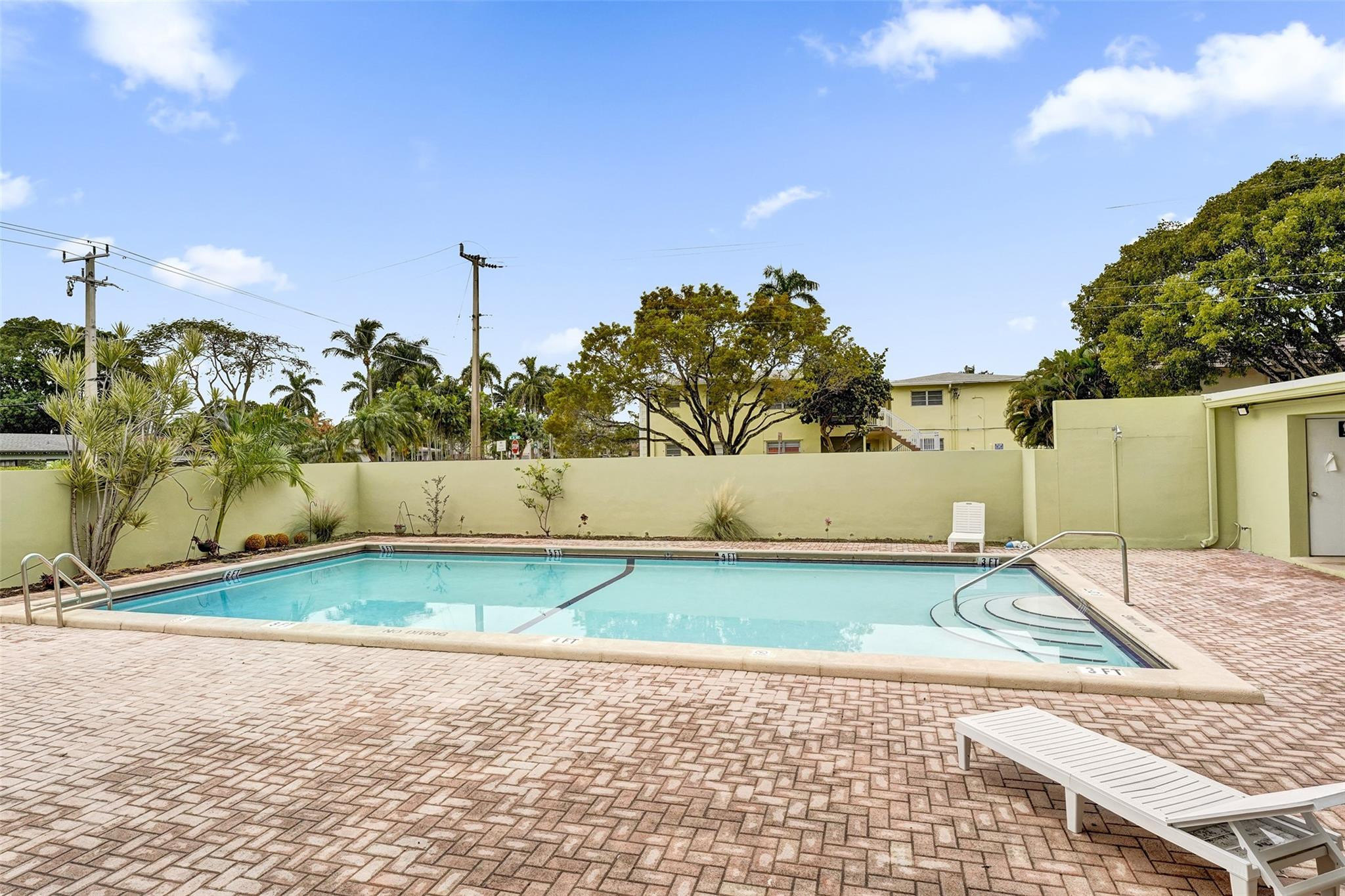 SANTA MONICA CONDOMINIUM - Residential