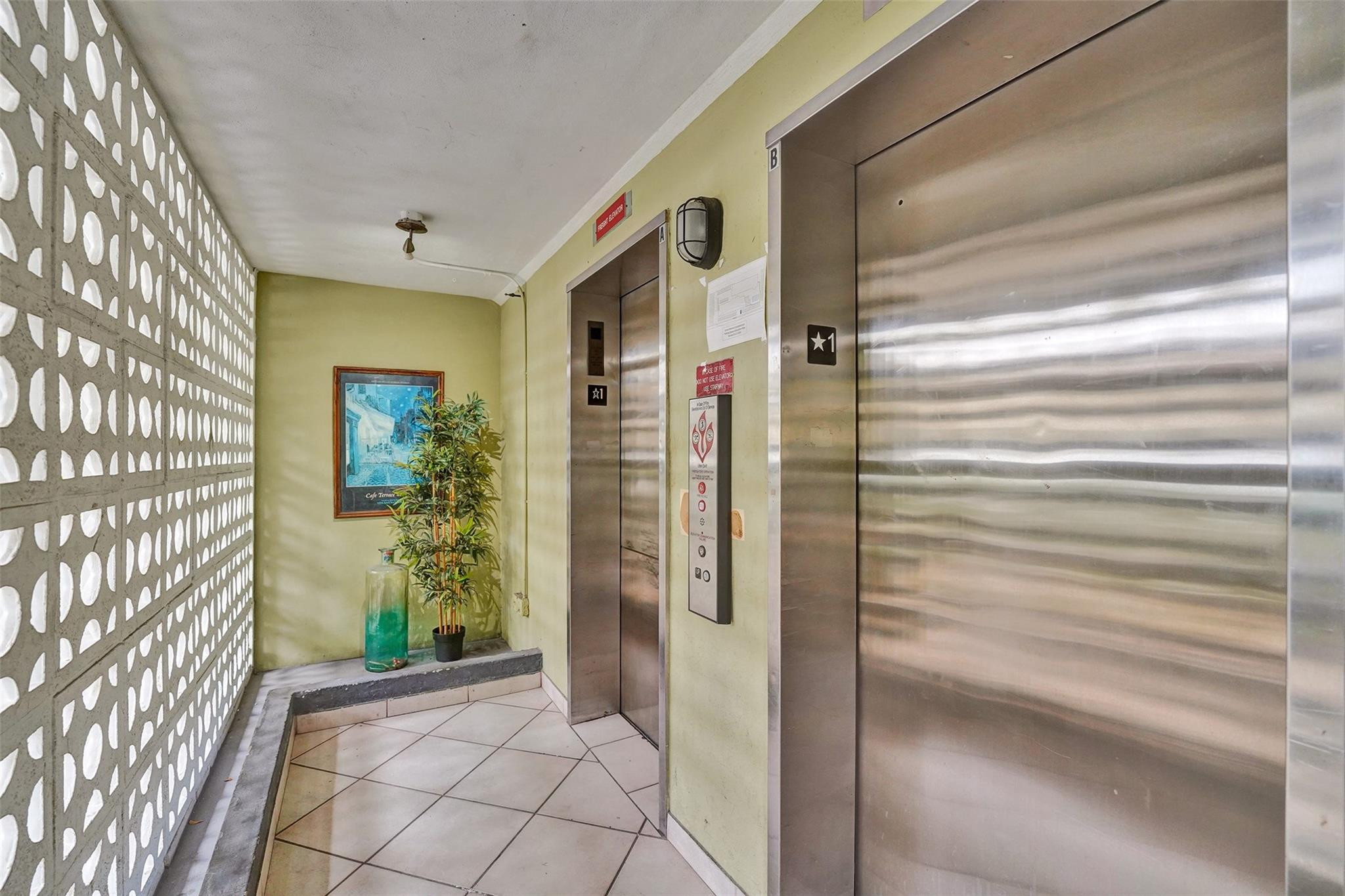 SANTA MONICA CONDOMINIUM - Residential