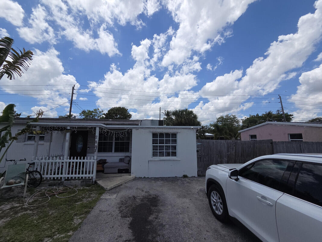 Rare 4 bedroom 2 bath home in a great area of Pompano beach in clean condition.