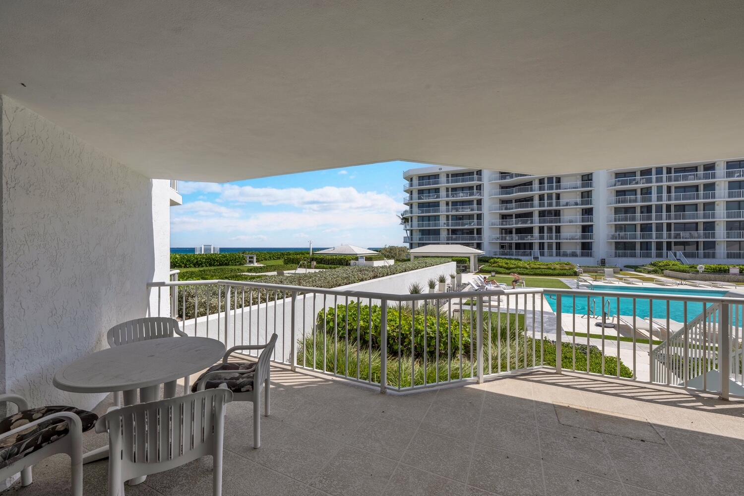ENCLAVE OF PALM BEACH COND DECL FILED 2-12-85 IN - Residential